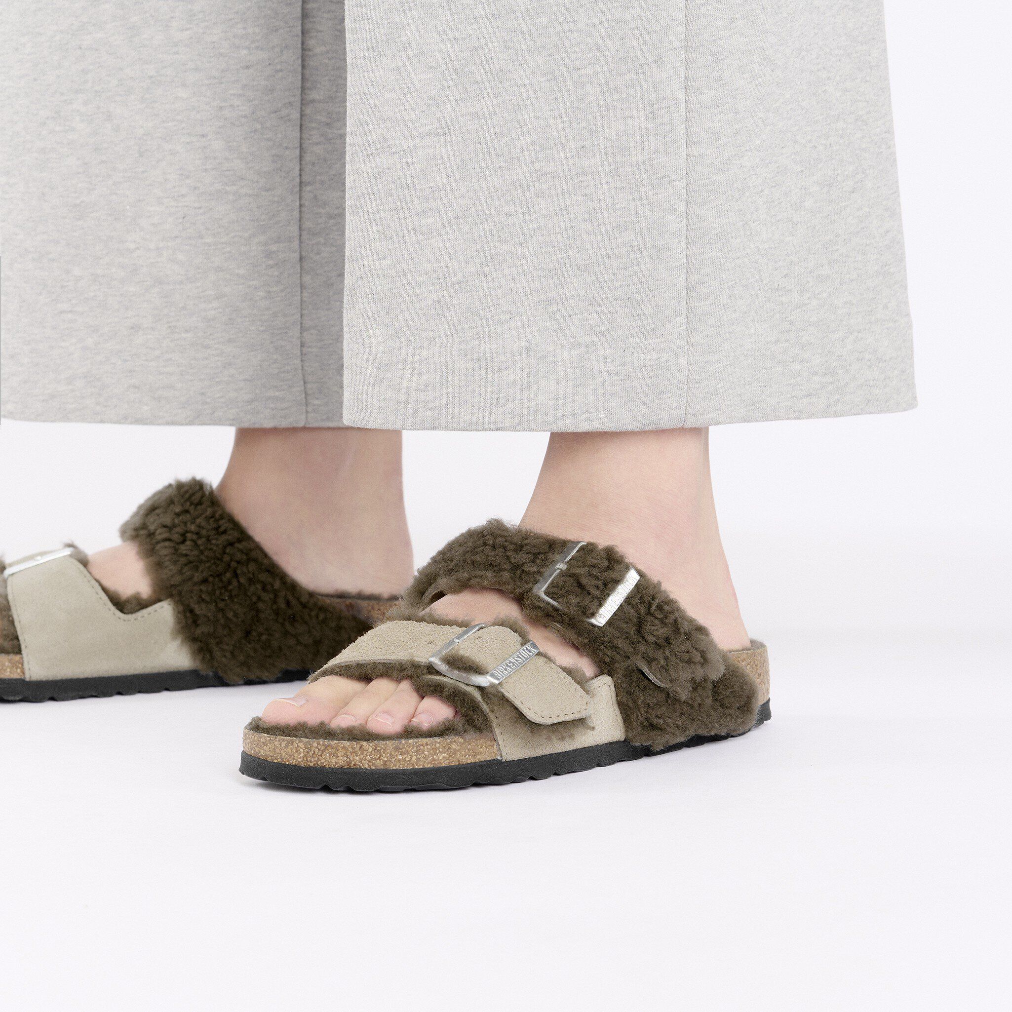 아리조나 스플릿 테디 파츠 리벳 로고 스웨이드 가죽 코티드 Close-up with a female model