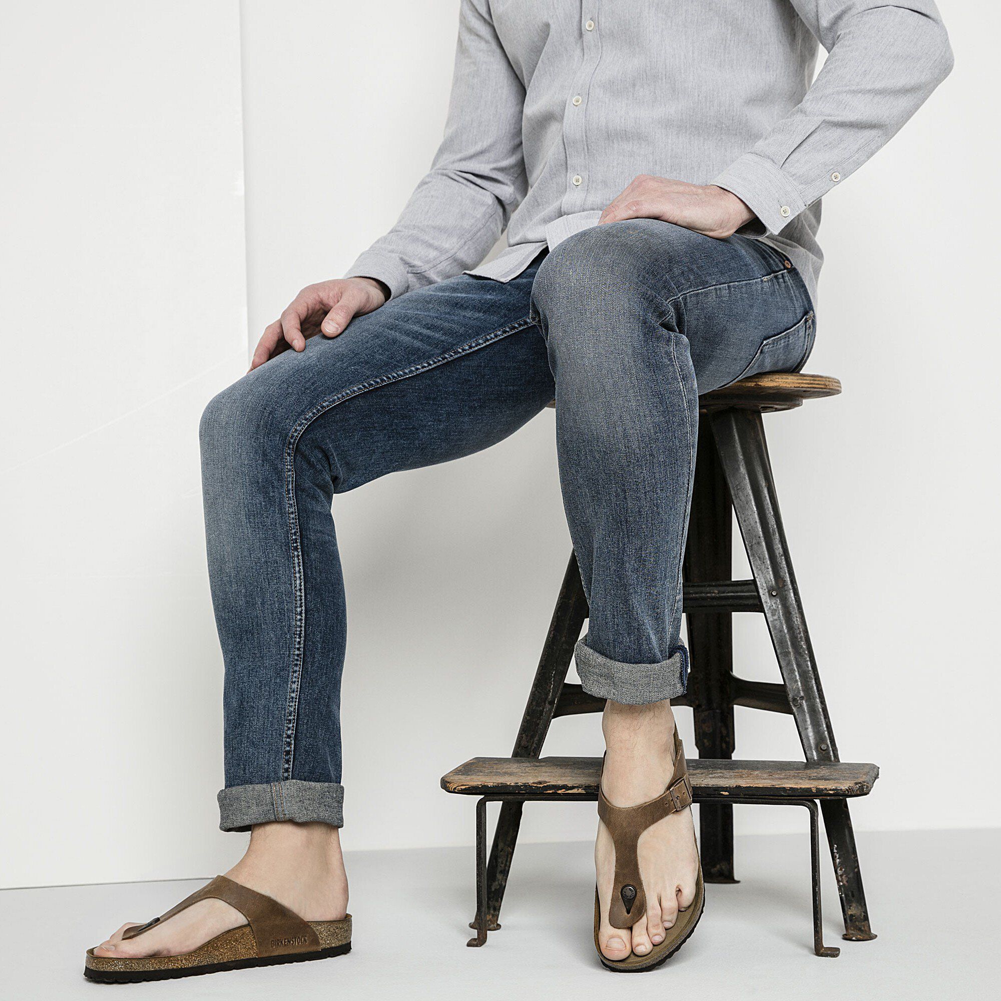 Gizeh / ギゼ オイルドナチュラルレザー Close-up with a male model