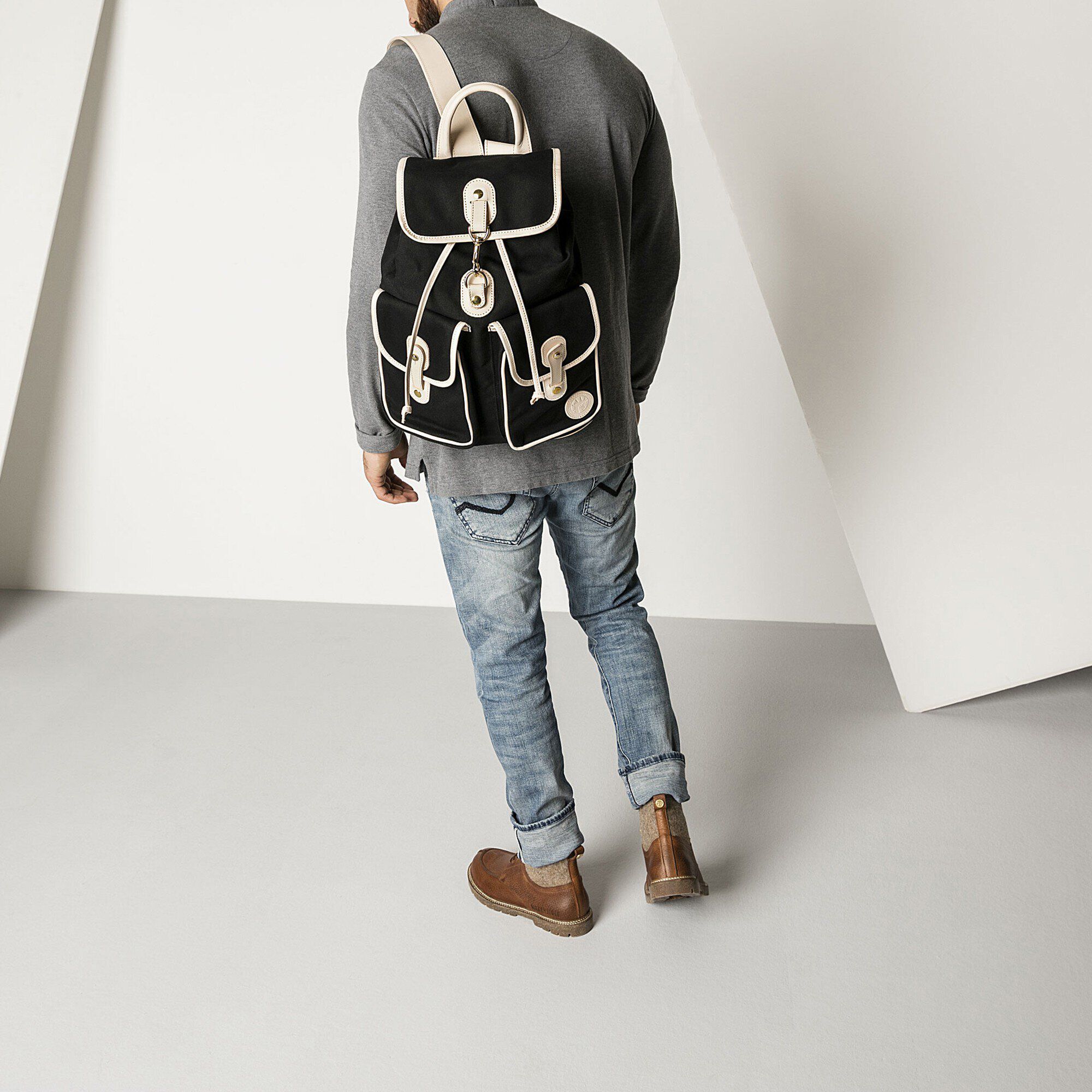 Bag Oslo / オスロ バッグ  Close-up with a male model