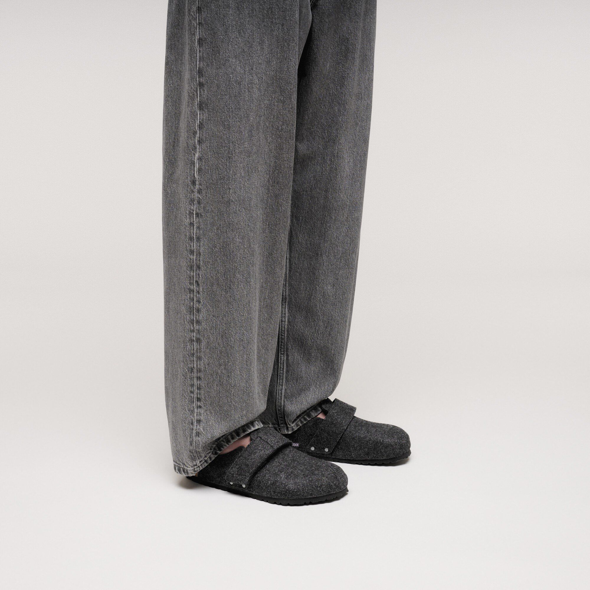 로마 FE 펠트 with a male model