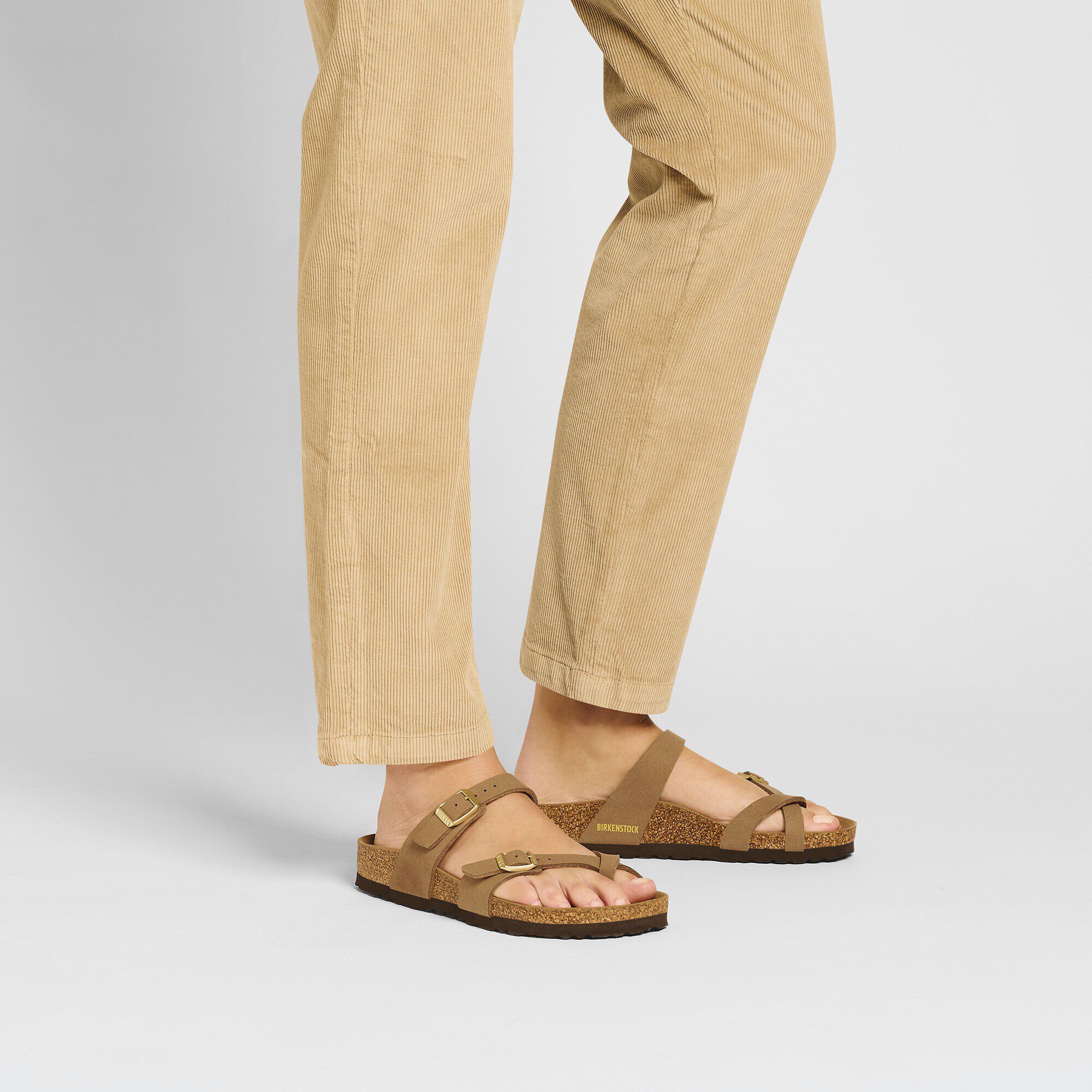 Mayari Synthetik with a female model