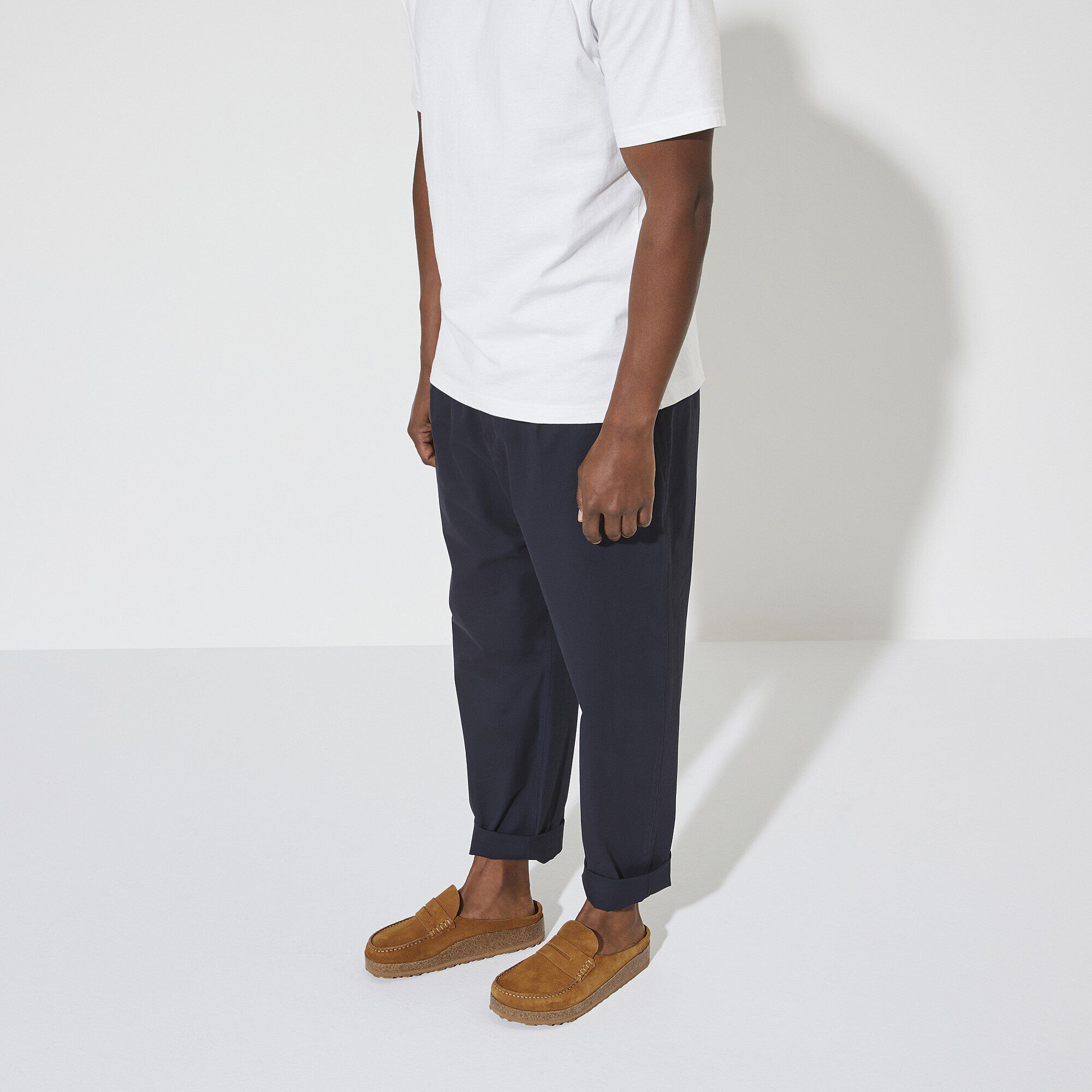 네이플스 스웨이드 가죽 Close-up with a male model