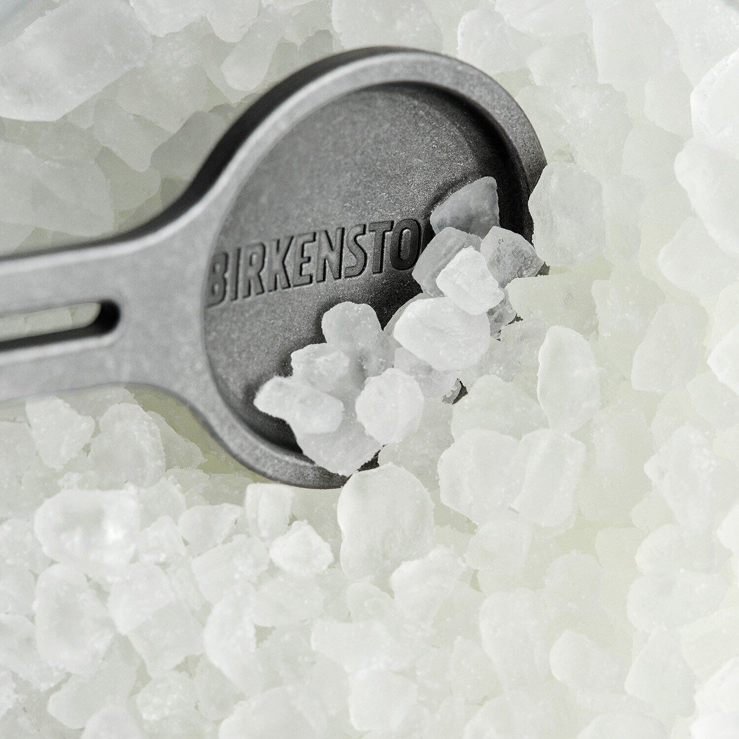 Relaxing Bath Salts Refill 450 g, showing benefits