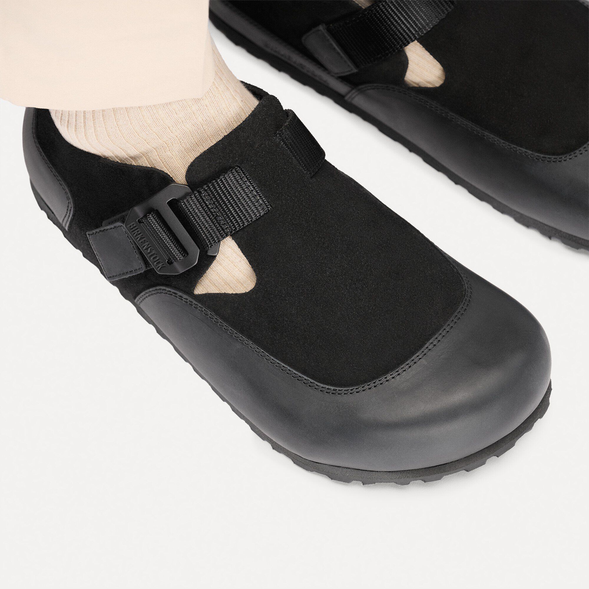 London Nova 2.0 / ロンドン ノバ 2.0 ナチュラルレザー/スエードレザー Close-up with a male model