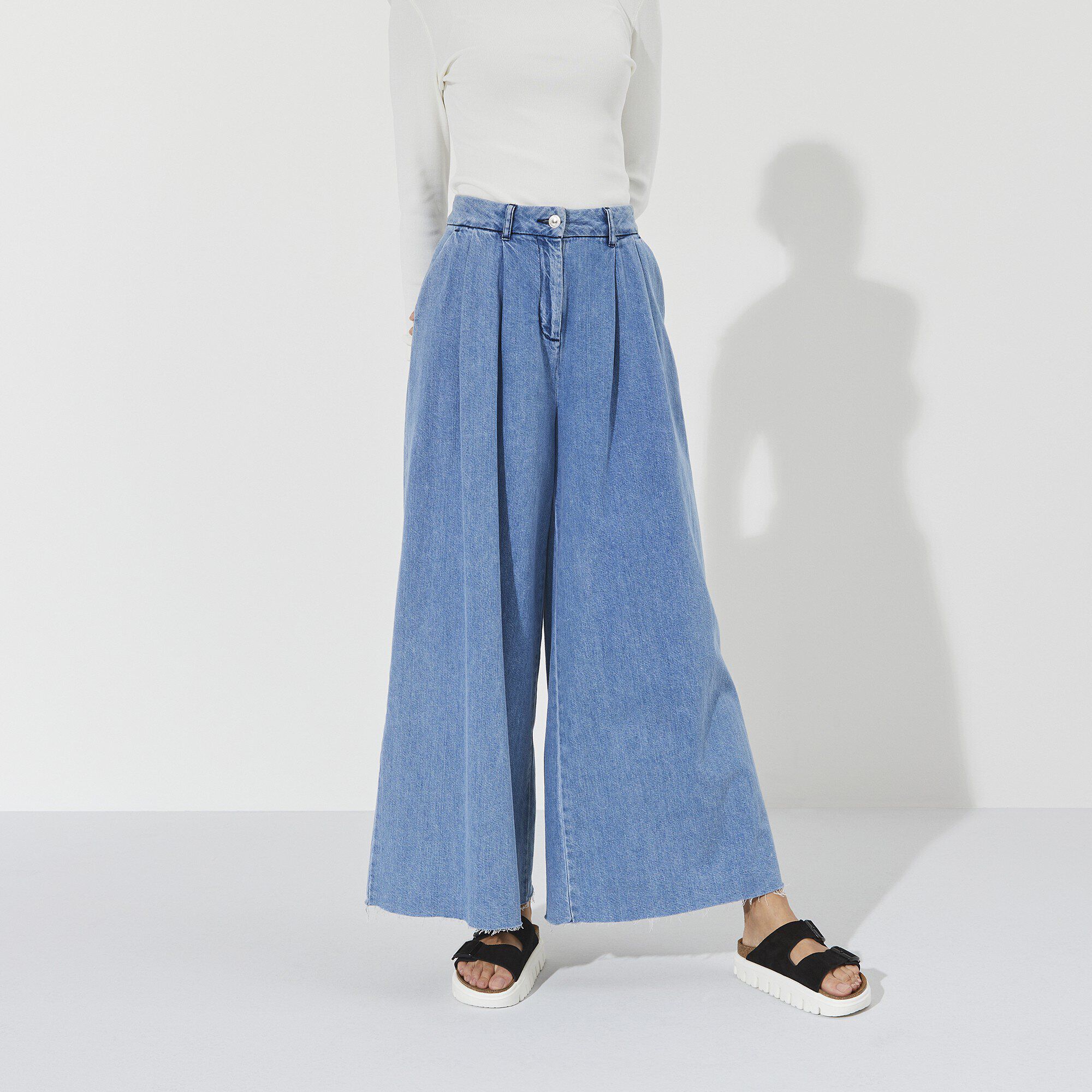 Arizona Chunky Suede Leather with a female model