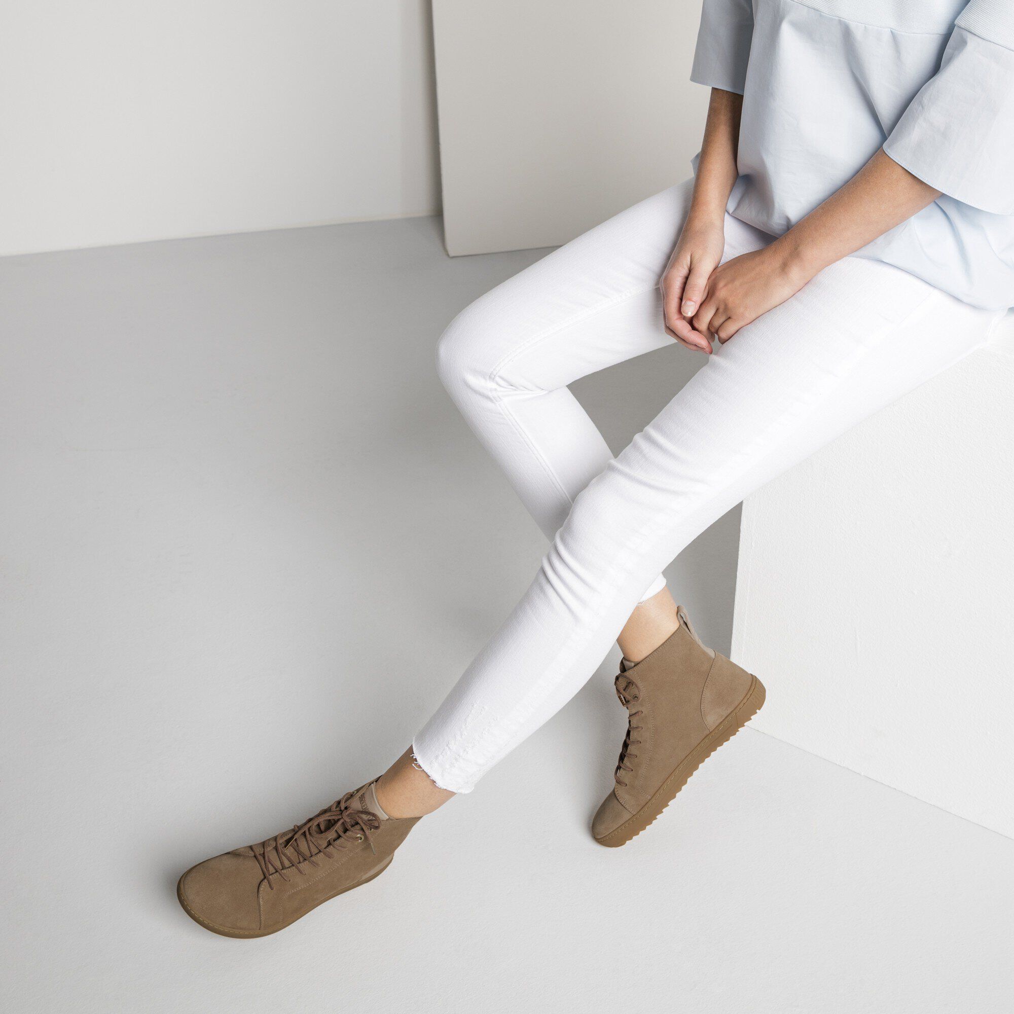 Bartlett Women/バートレット W スエードレザー with a female model