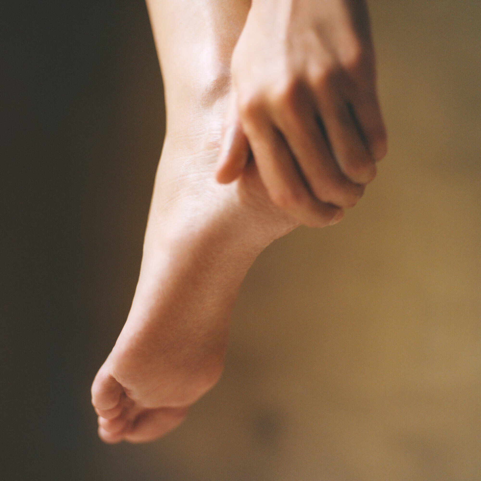 풋케어 에센셜 2종 - 소프트닝 리추얼 30 ml, showing the texture