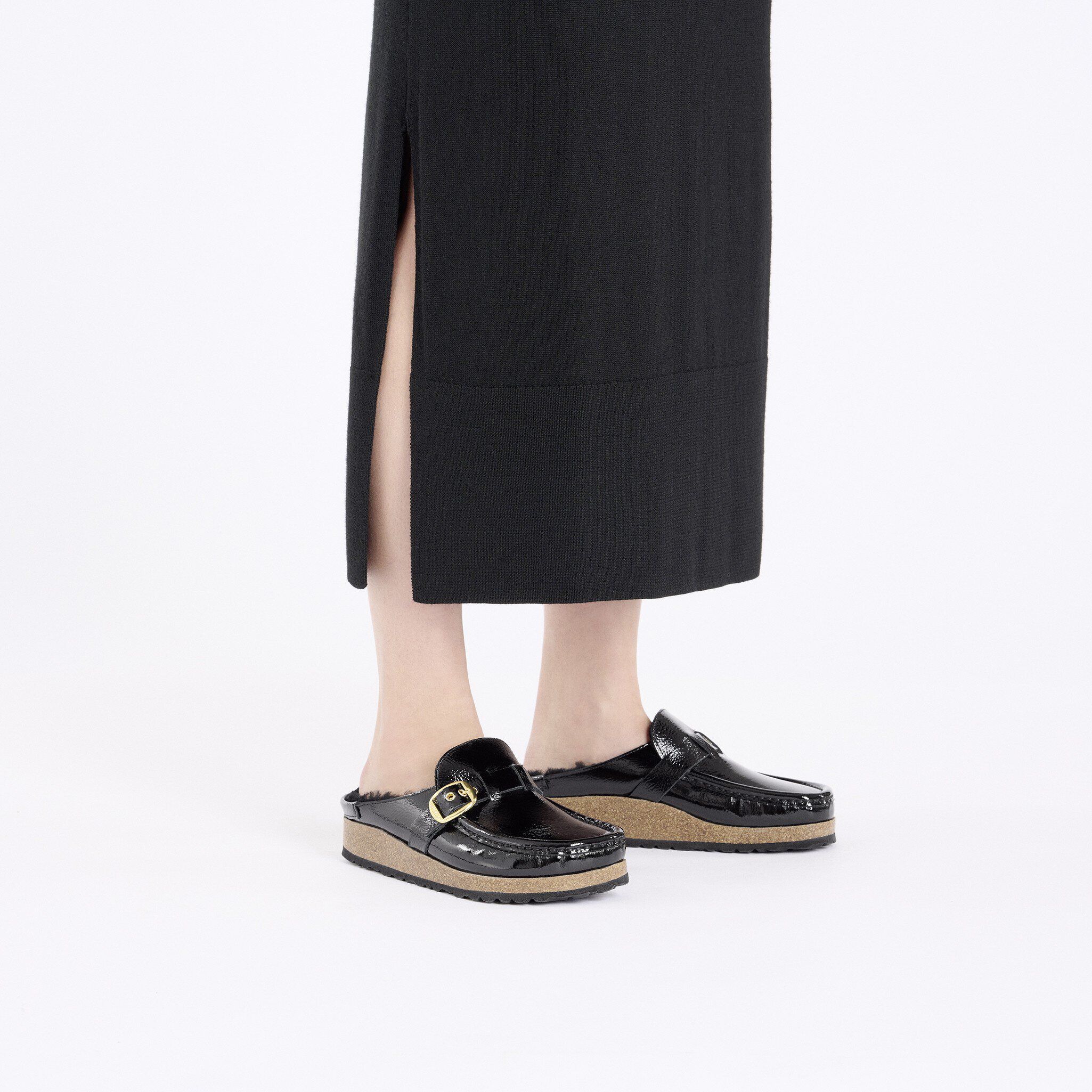 버클리 시어링 페이턴트 가죽 with a female model