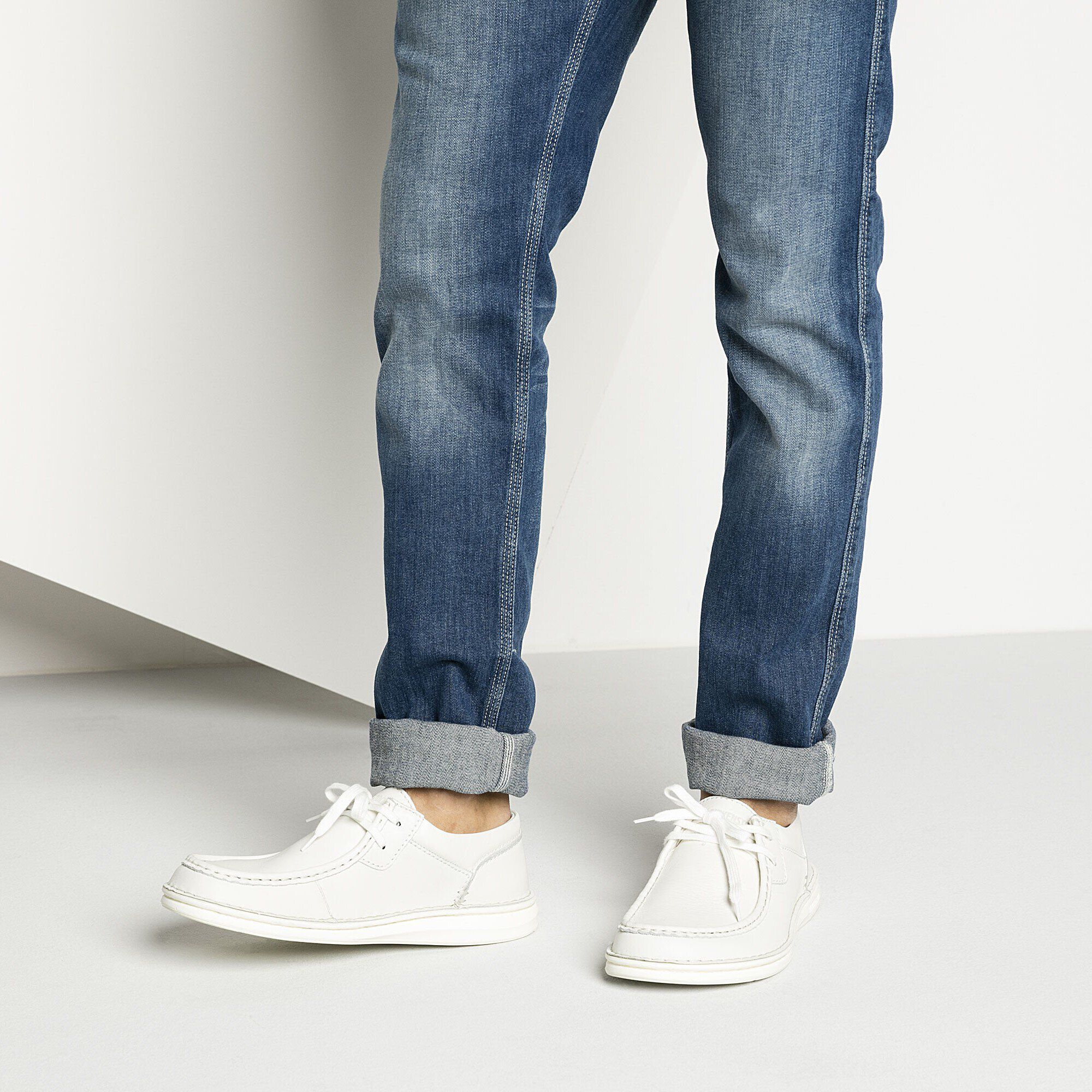 Pasadena Men/パサデナ メンズ ナチュラルレザー with a male model