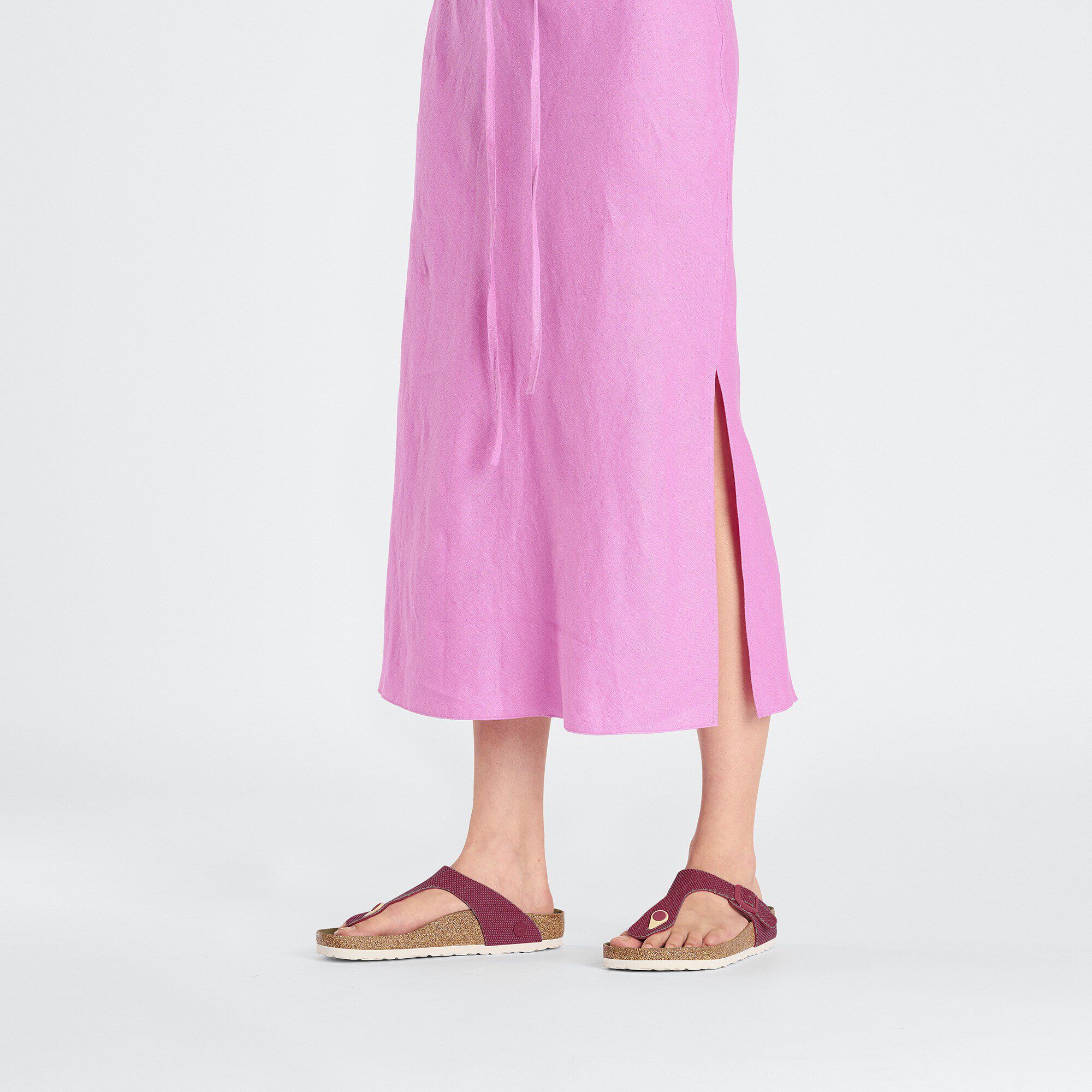 Gizeh Rivet Logo Textile with a female model