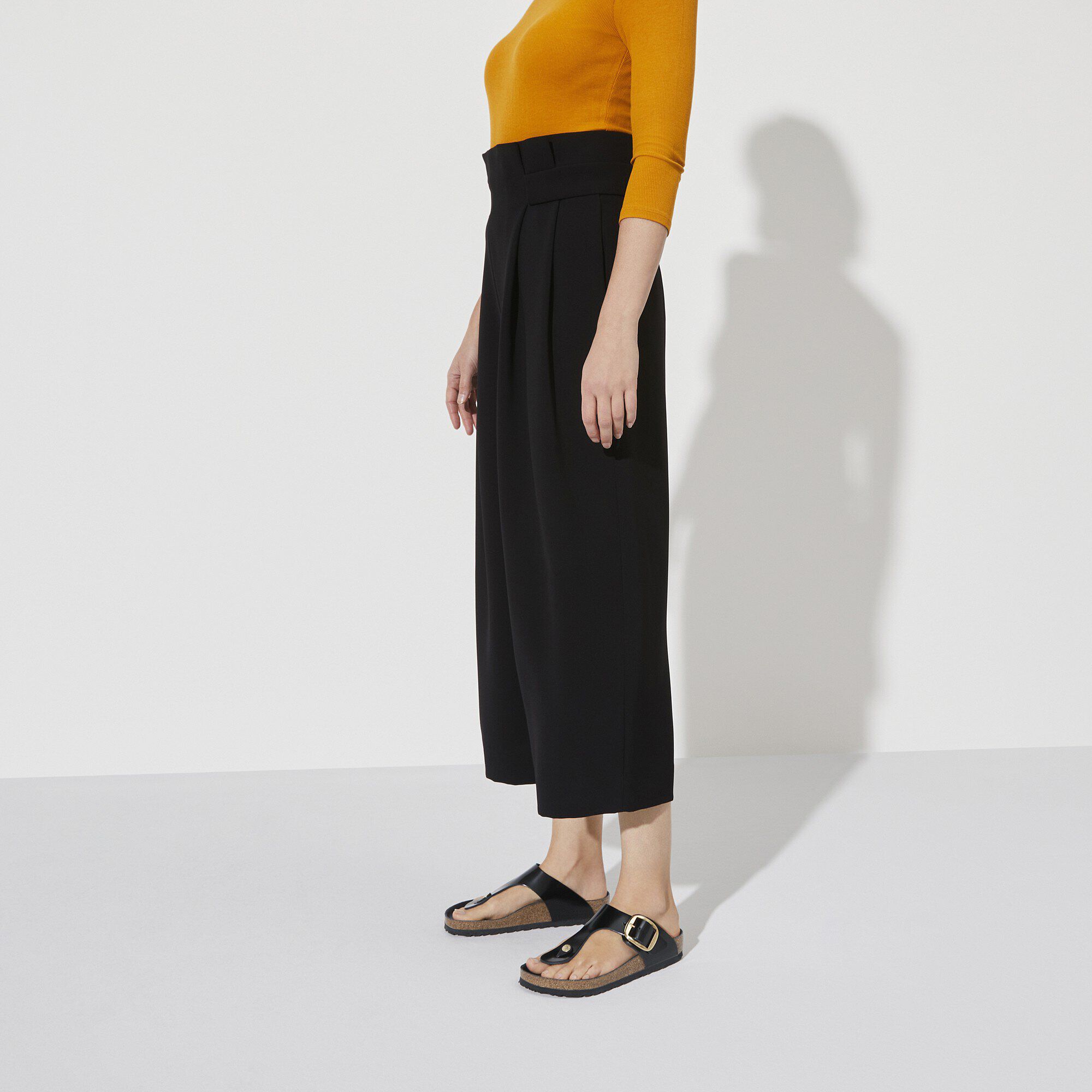 Gizeh Big Buckle Natural Leather Patent with a female model