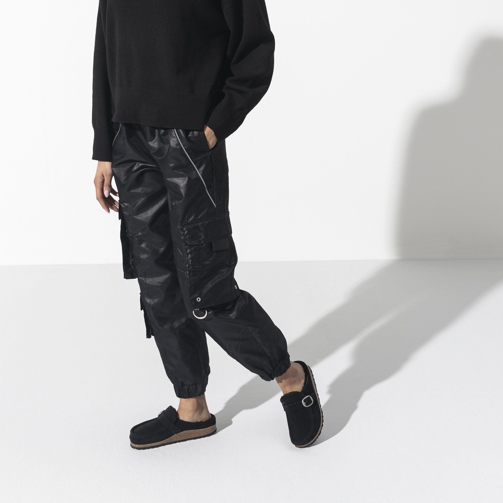 버클리 시어링 스웨이드 가죽 with a female model