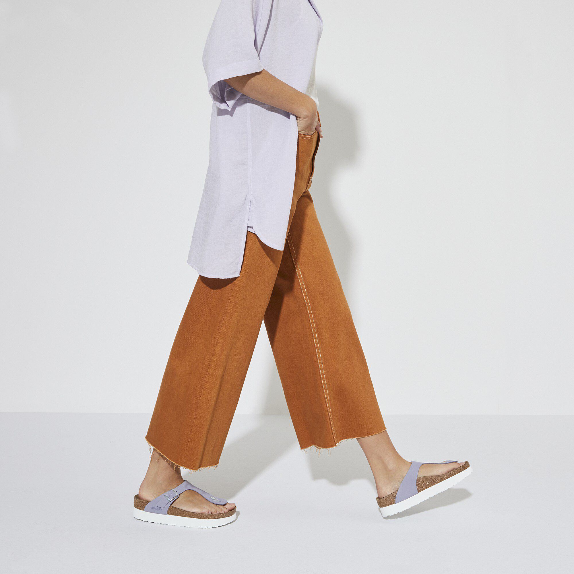 Gizeh Platform / ギゼ プラットフォーム ヌバックレザー with a female model