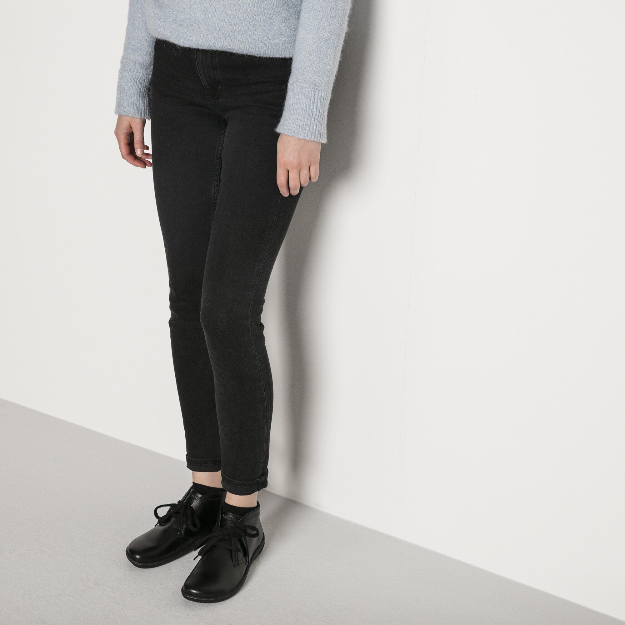 Scarba/スカルバ ナチュラルレザー with a female model