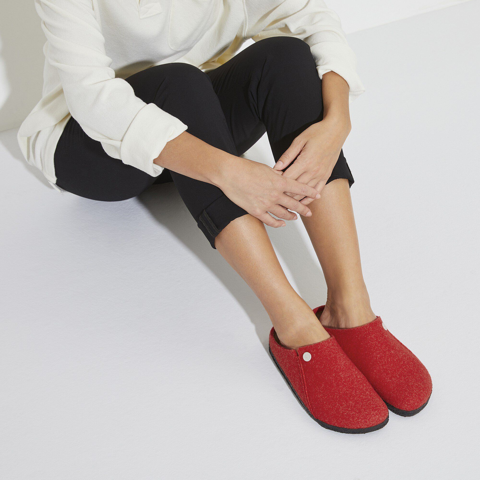 체르마트 펠트 with a female model