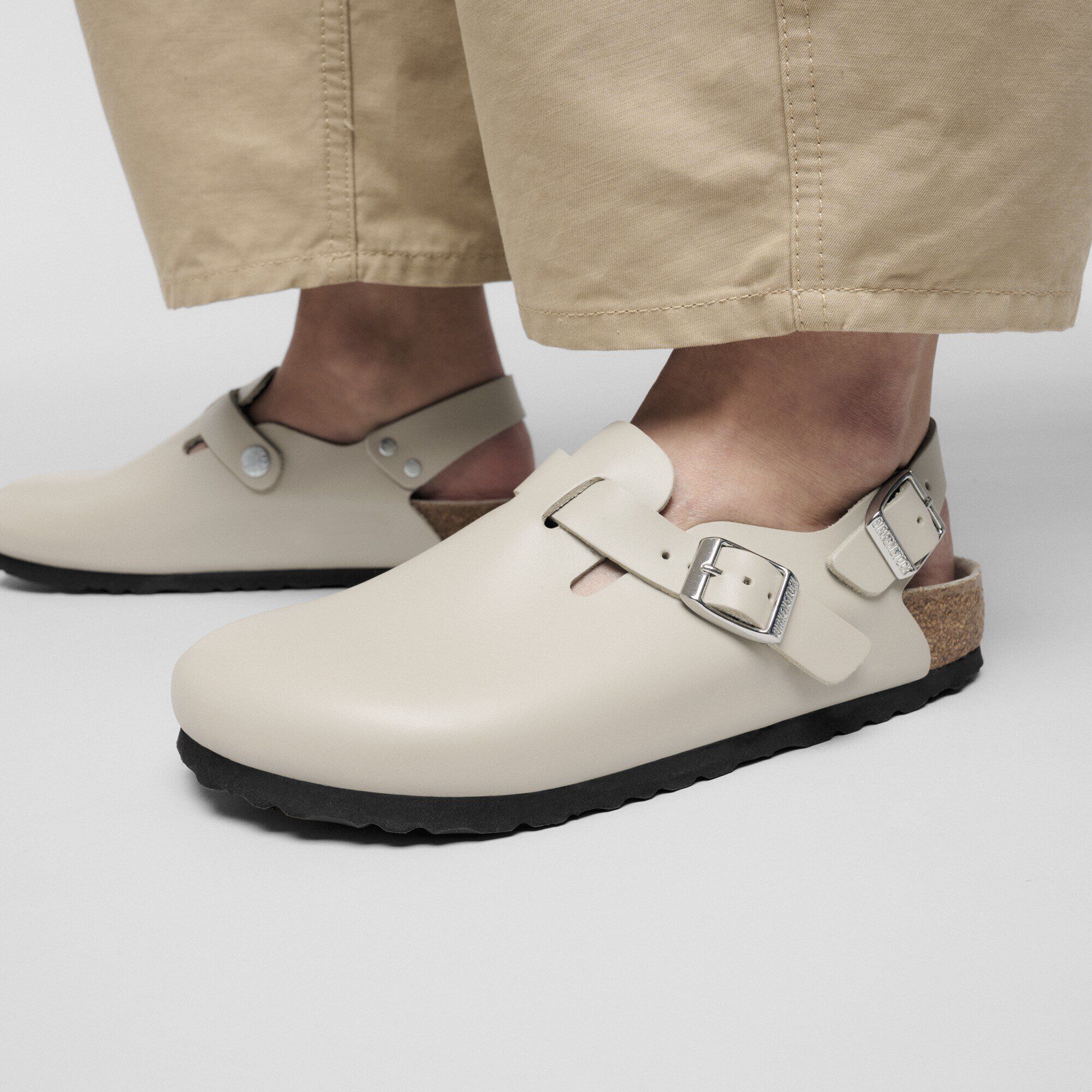 Tokio II Natural Leather Close-up with a female model