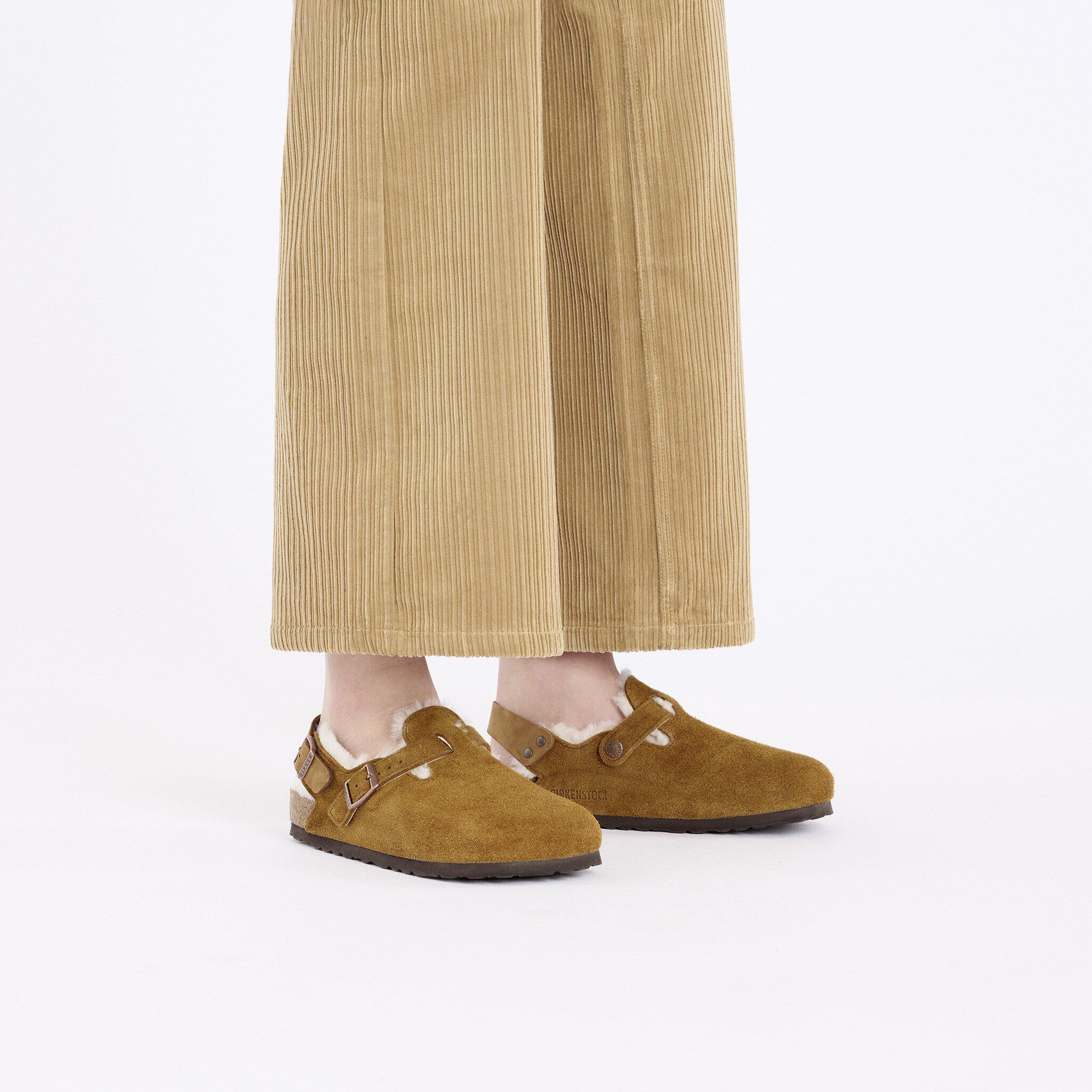 토키오 내부 시어링 스웨이드 가죽 with a female model