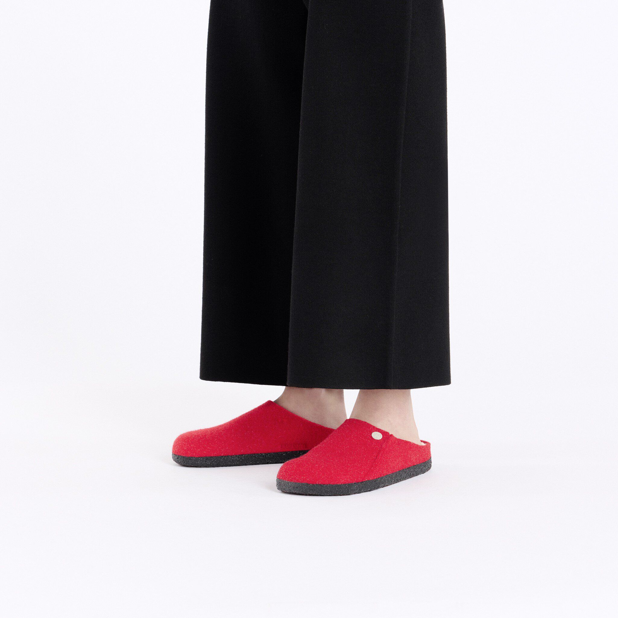 체르마트 펠트 with a female model