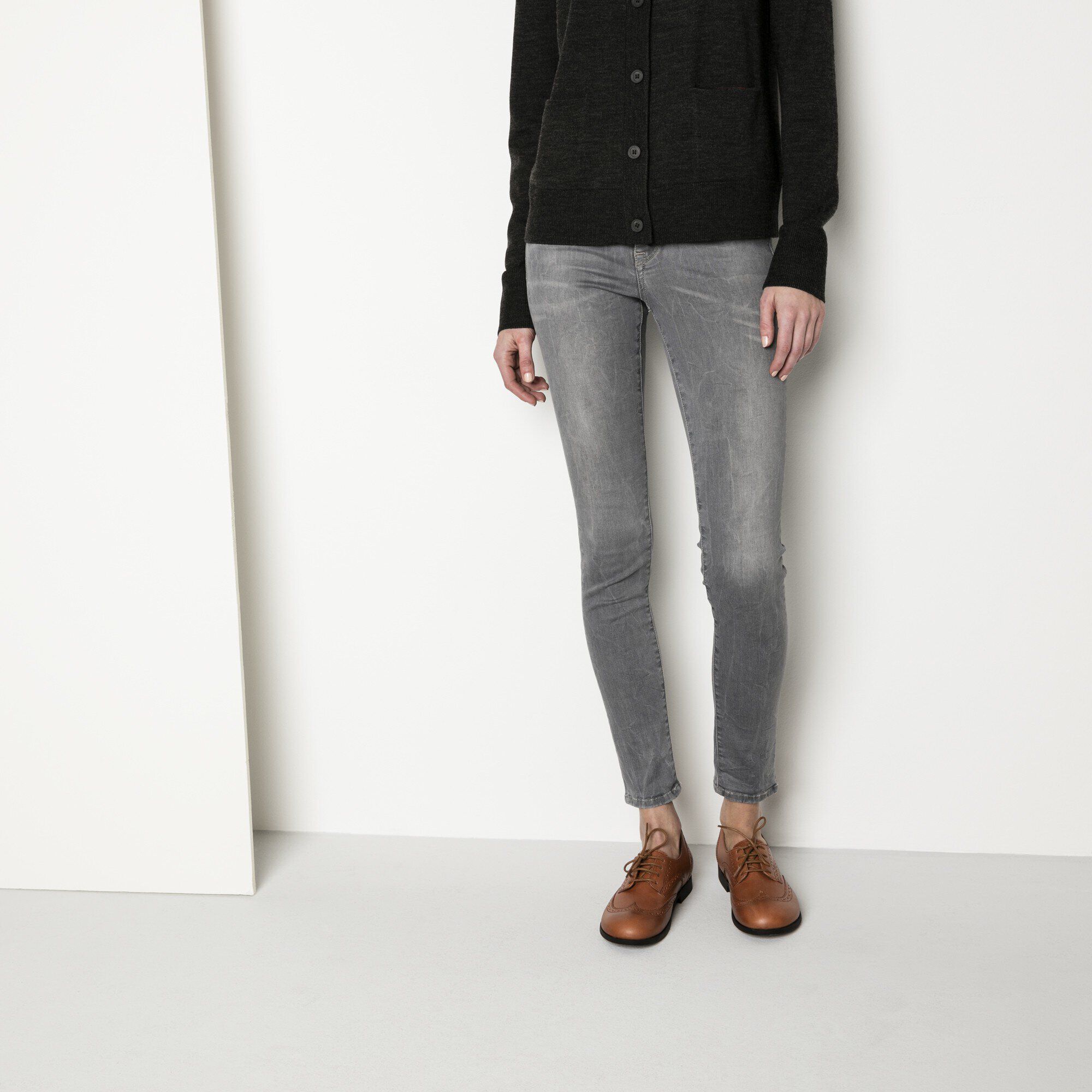 Laramie Low/ララミー ロー ナチュラルレザー with a female model