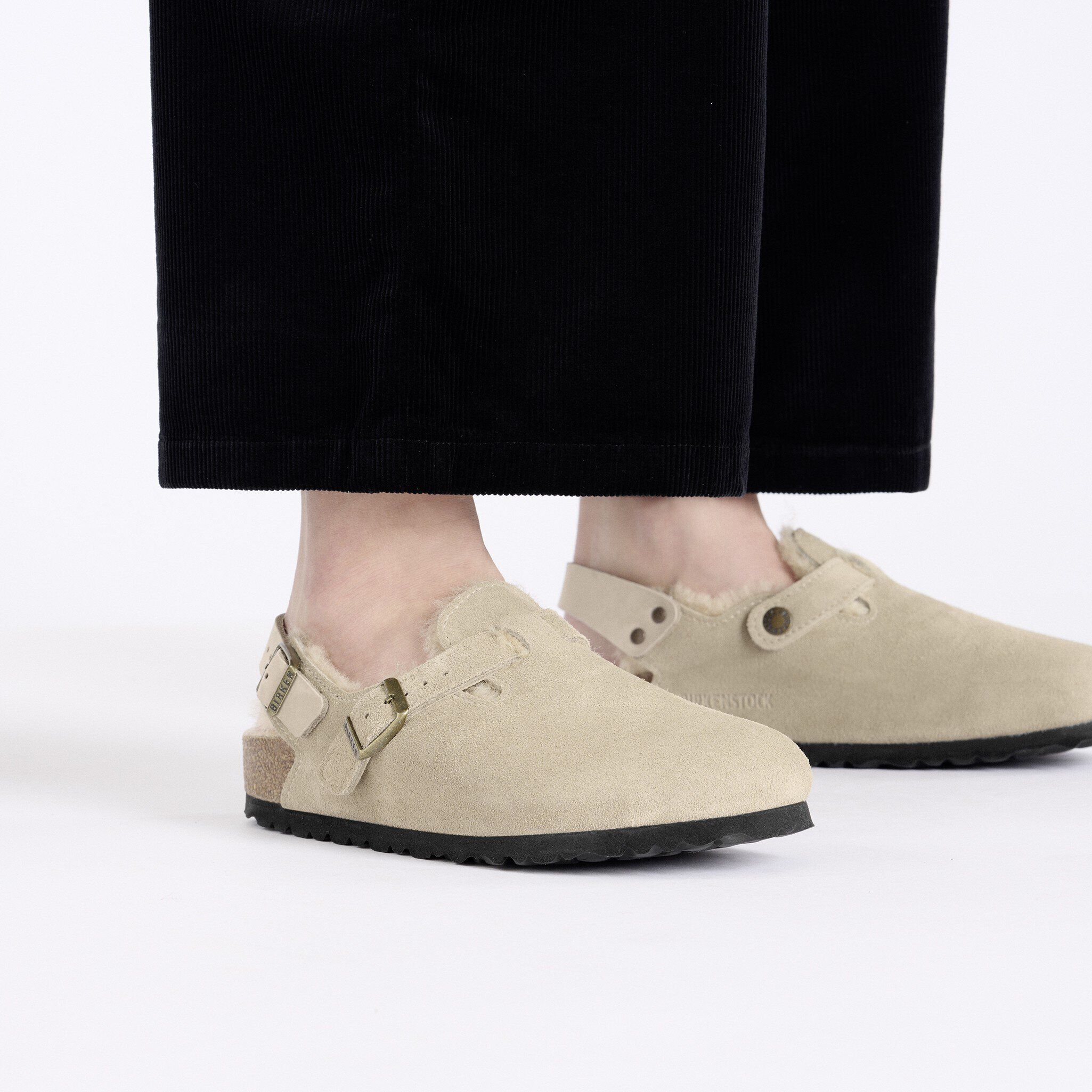 토키오 내부 시어링 스웨이드 가죽 Close-up with a female model