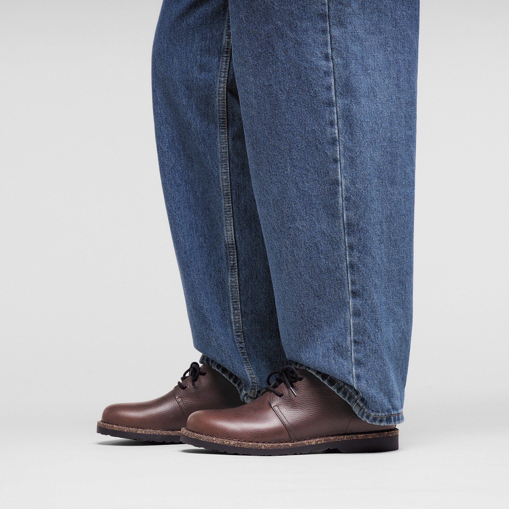 업살라 로우 천연 가죽 with a male model