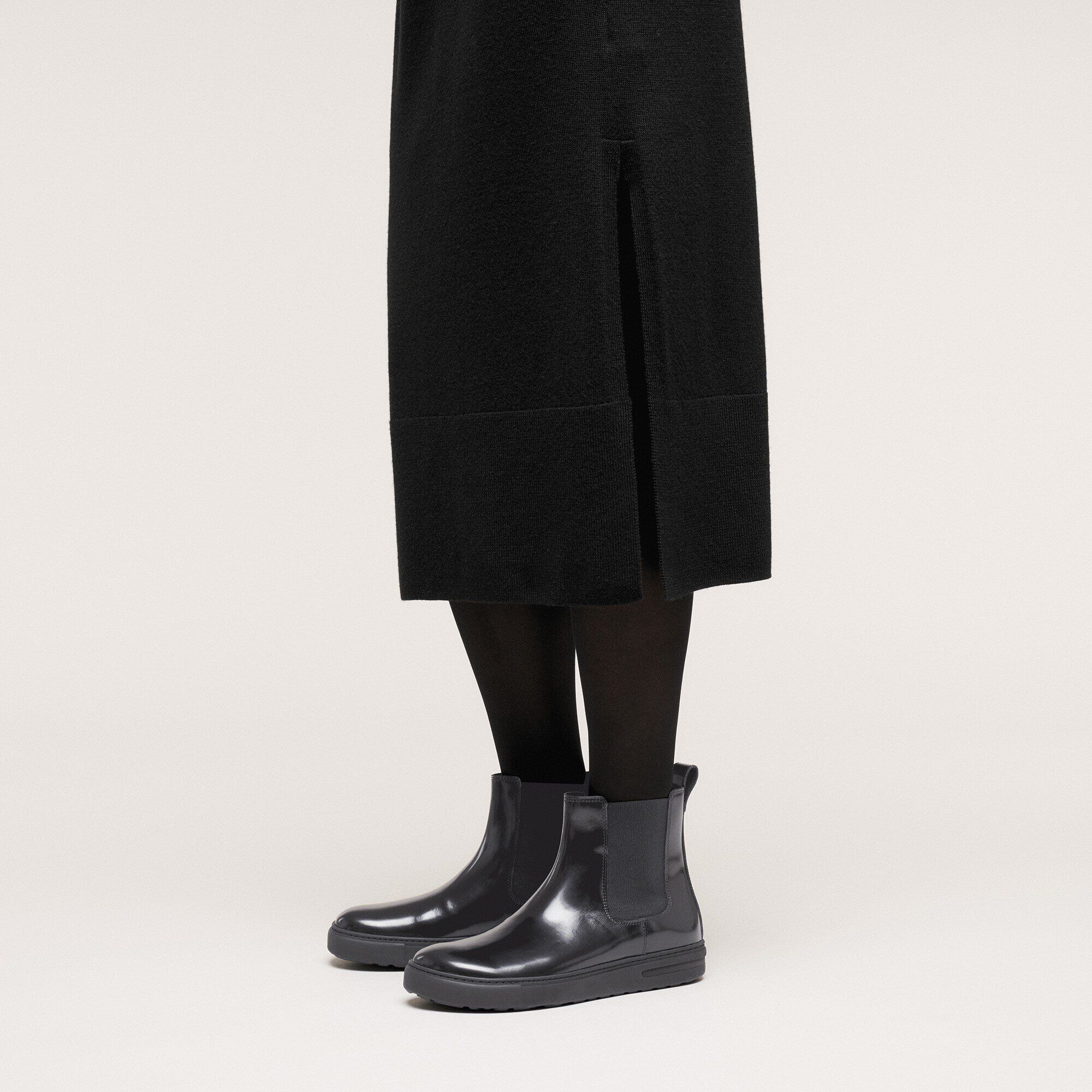 Bend Chelsea Natural Leather Patent with a female model