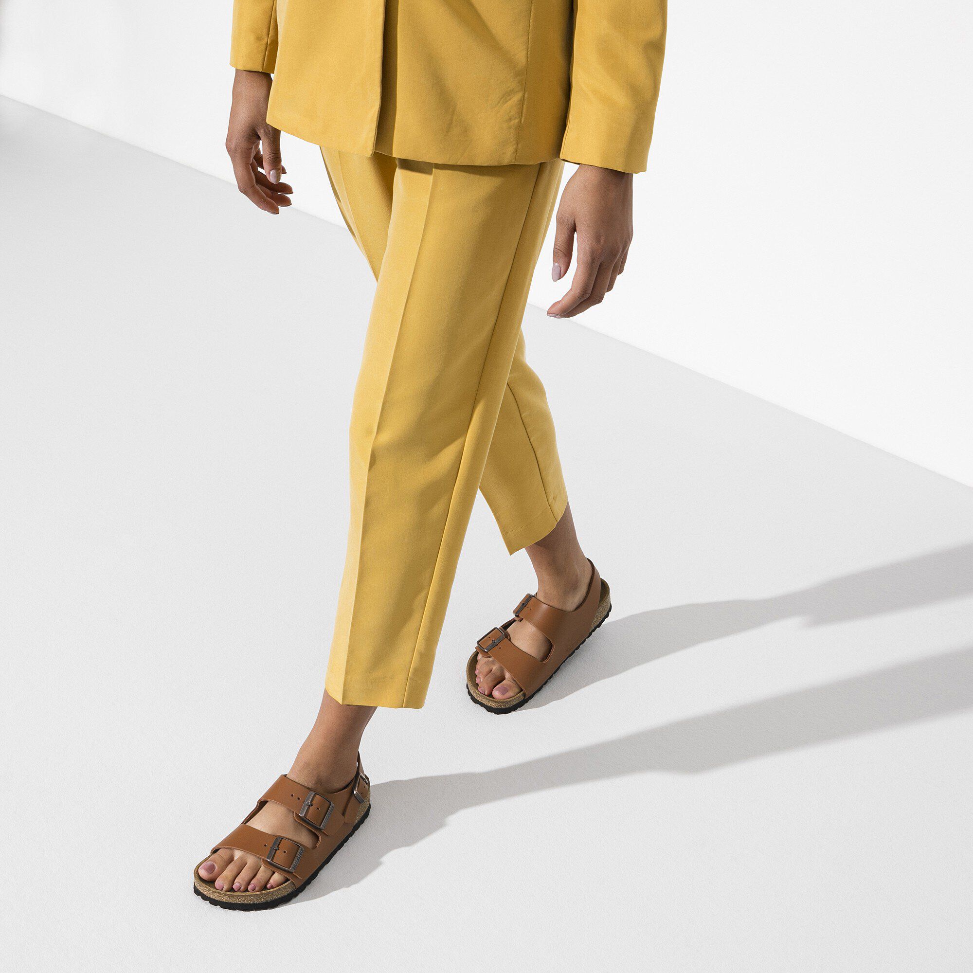 Milano / ミラノ ナチュラルレザー with a female model