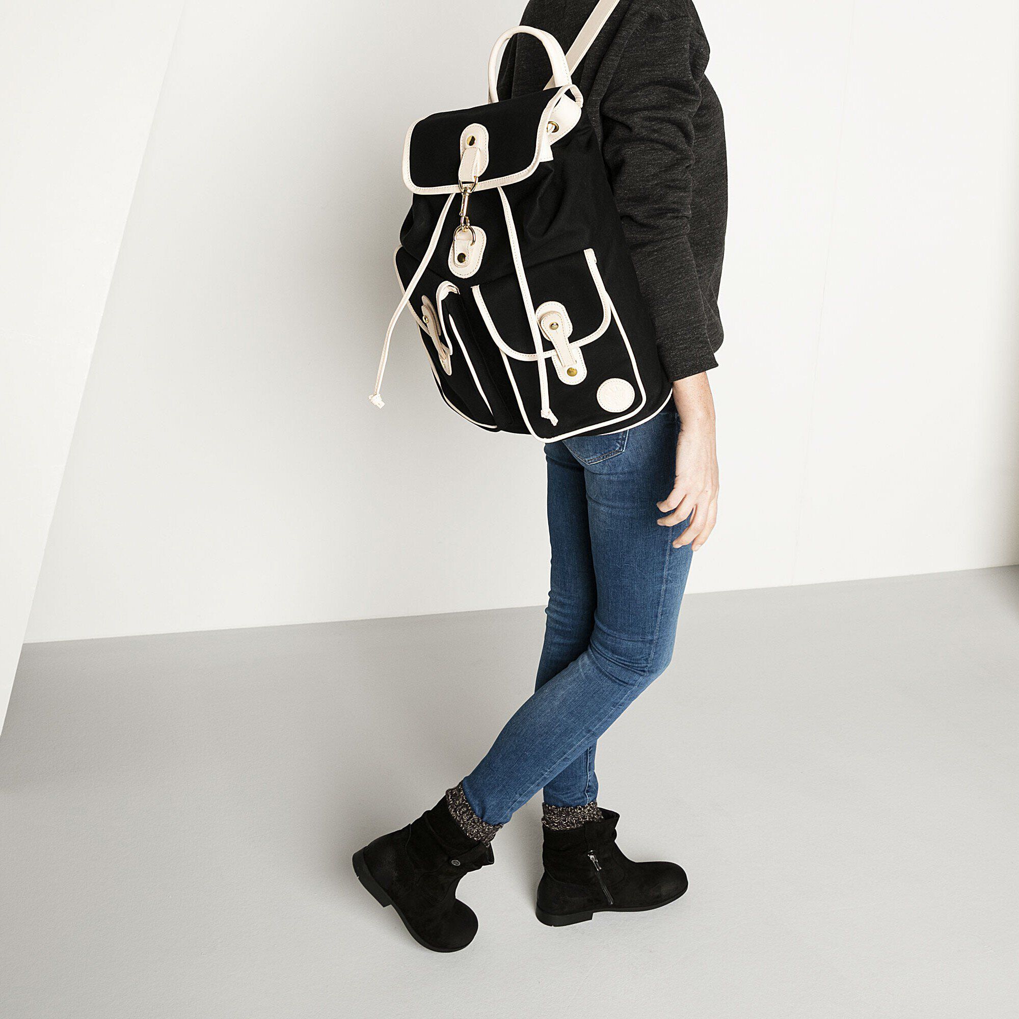 Bag Oslo / オスロ バッグ  with a female model