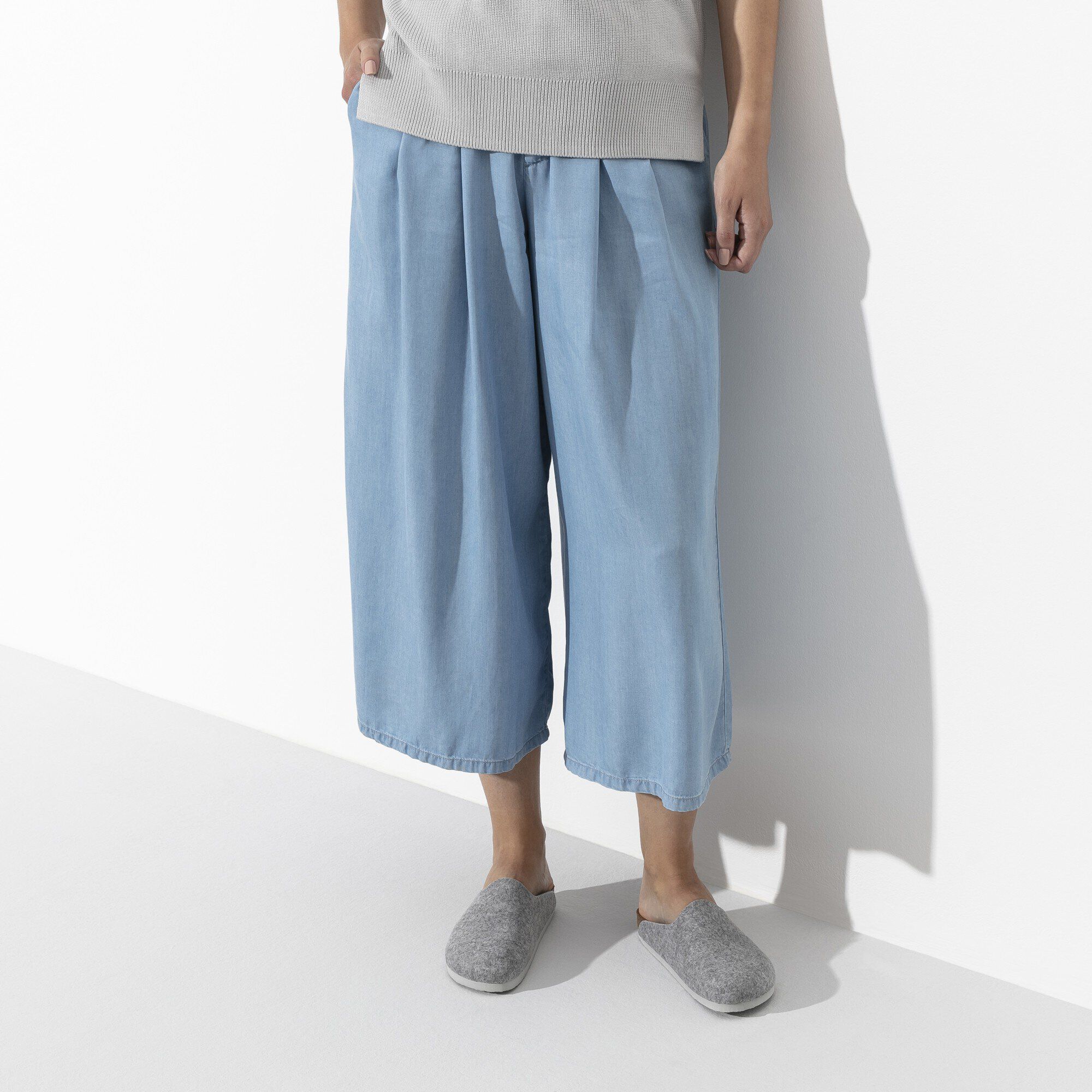 Amsterdam/アムステルダム ウール ₋ポリエステル ミックス with a female model