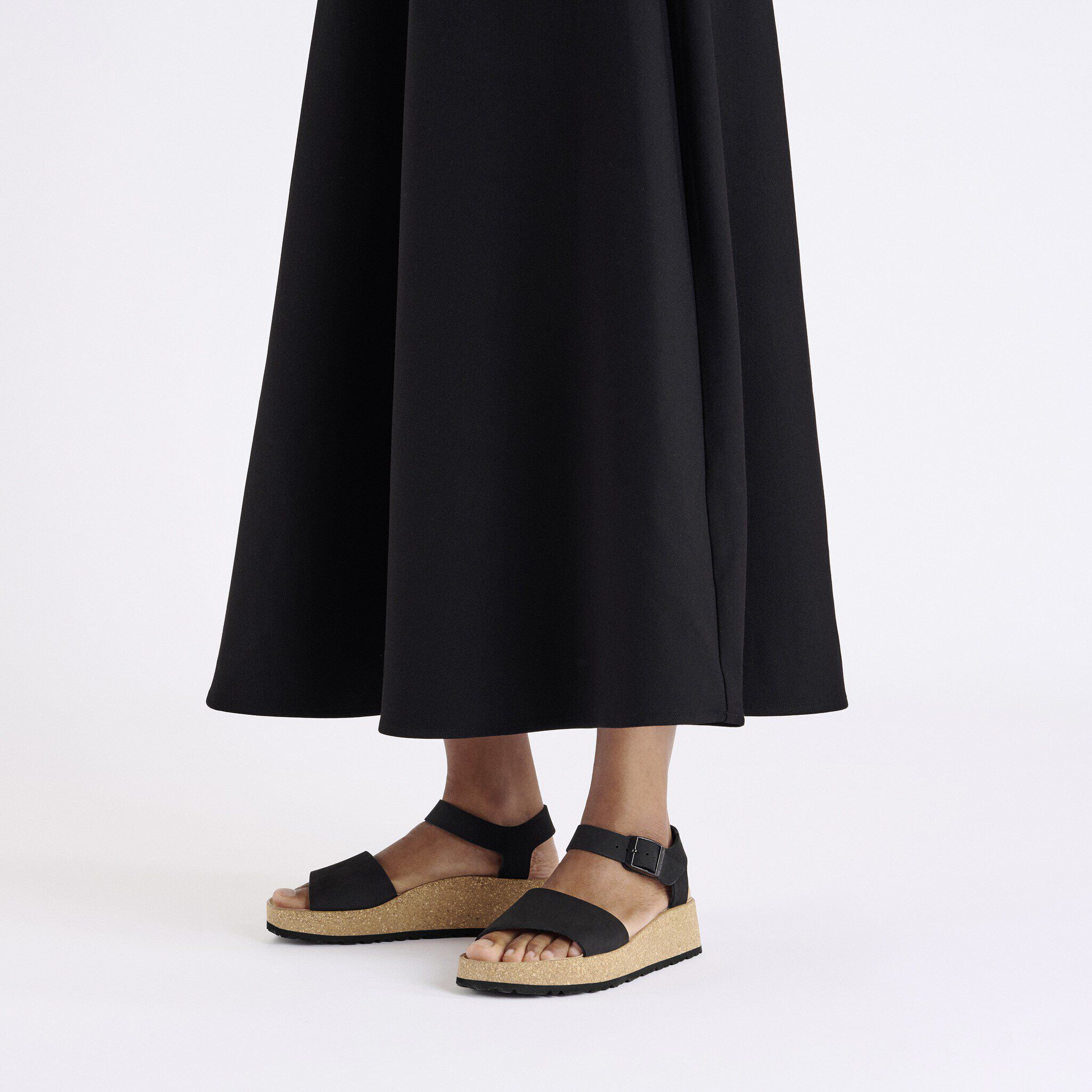 글렌다 누벅 가죽 with a female model