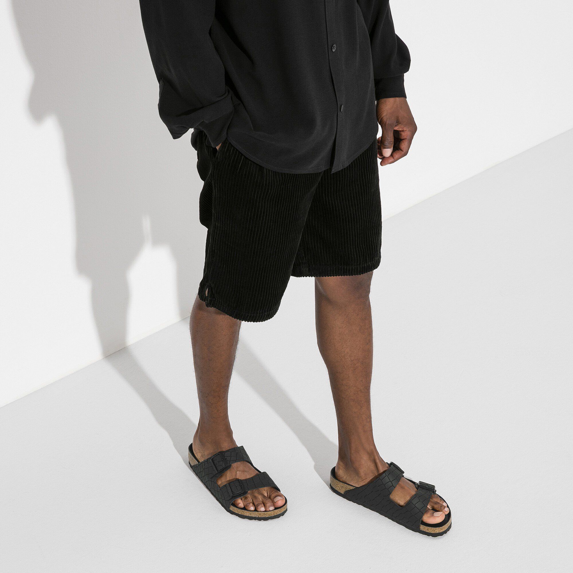 Arizona / アリゾナ ナチュラルレザーエンボス Close-up with a male model