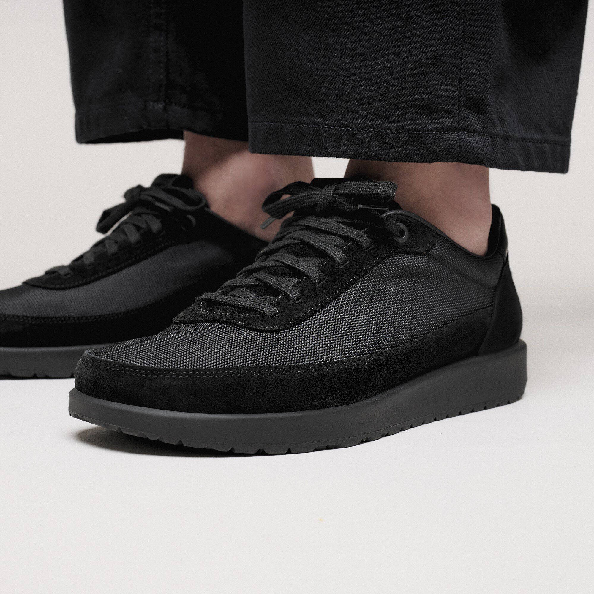 호네프 시티 천연 가죽/텍스타일 Close-up with a male model