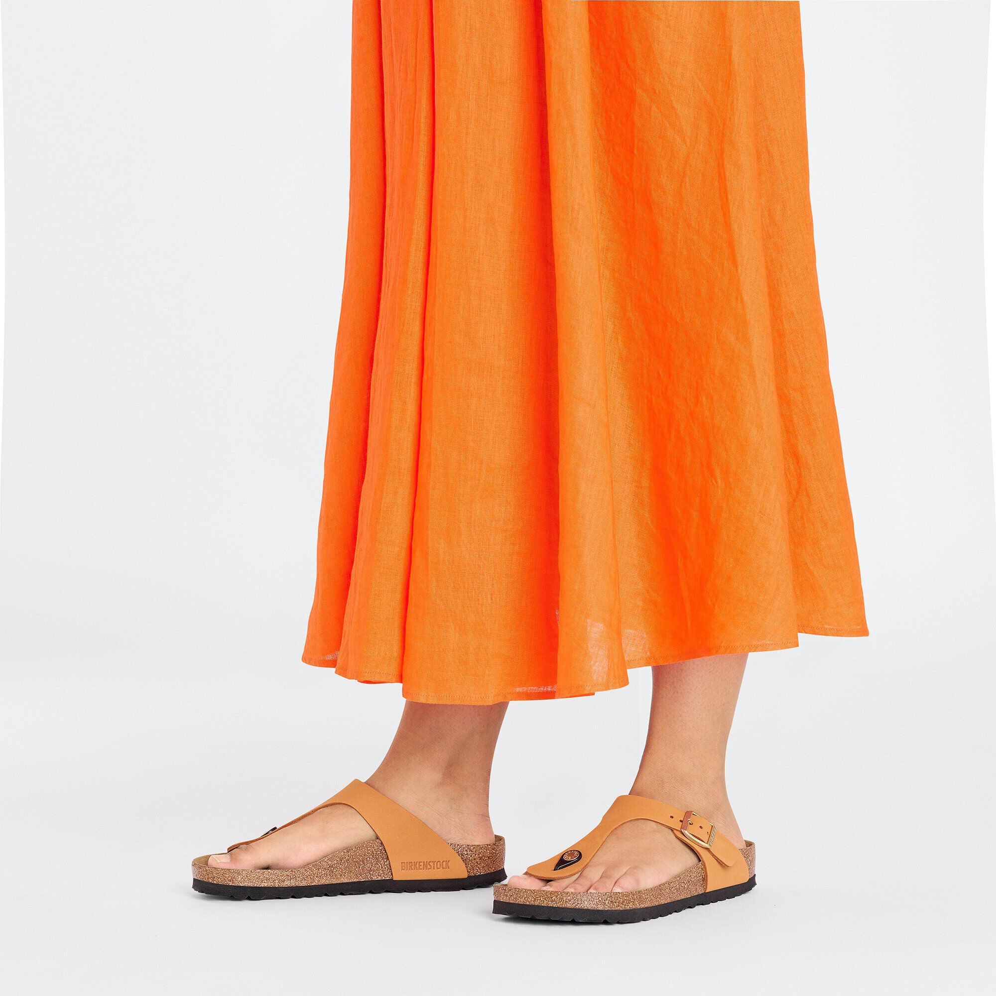 Gizeh Nubuk Leather with a female model