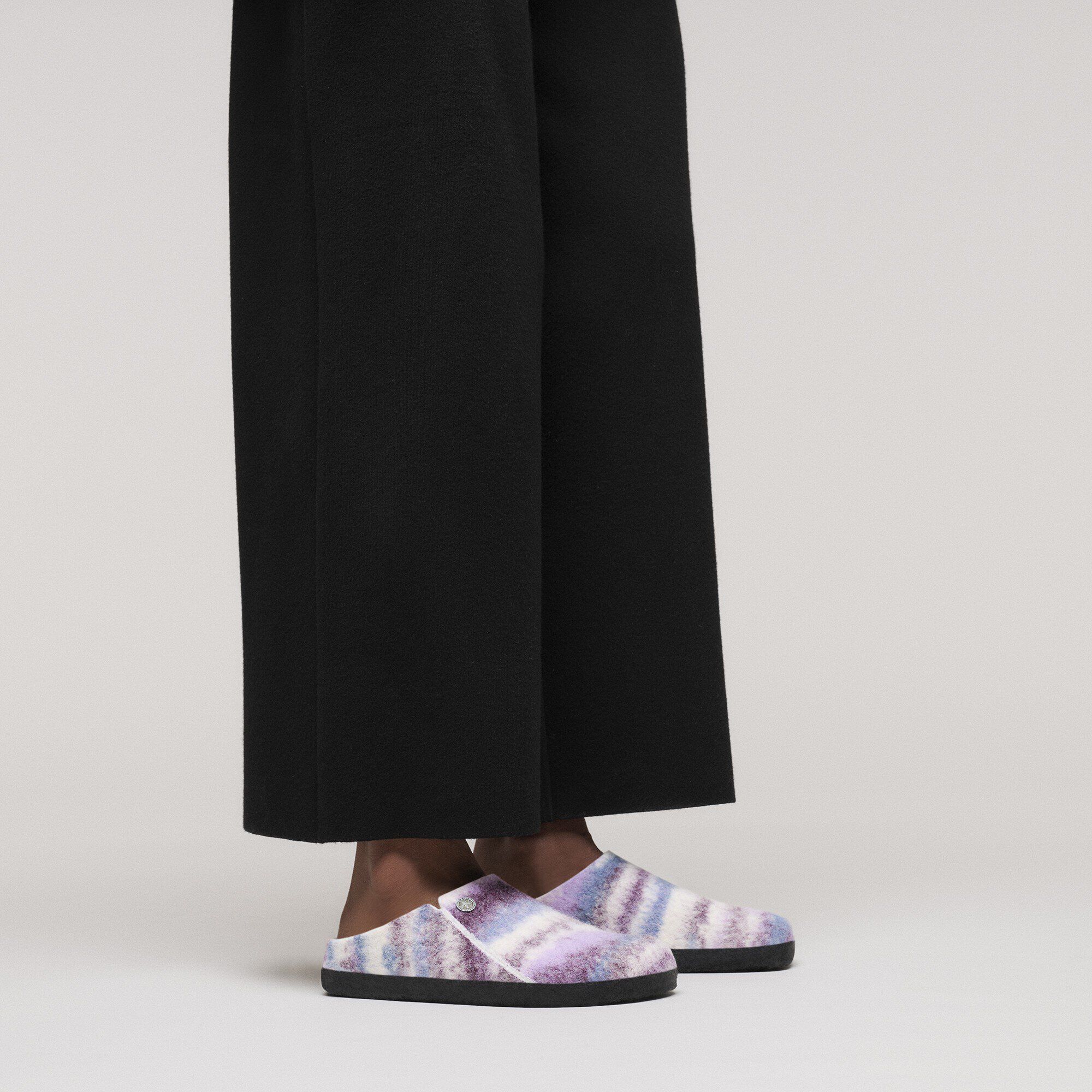 체르마트 펠트 with a female model