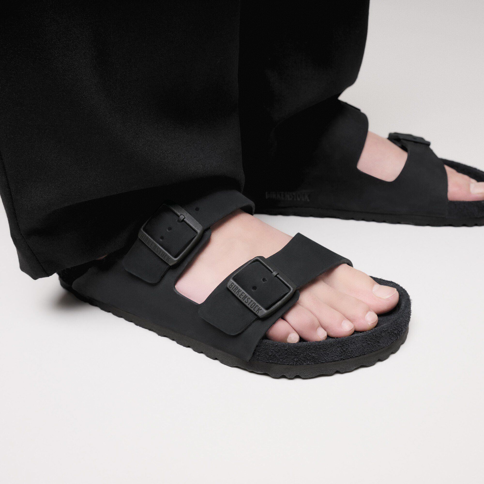 Arizona / アリゾナ」（ヌバックレザー、ブラック）| BIRKENSTOCK（日本）
