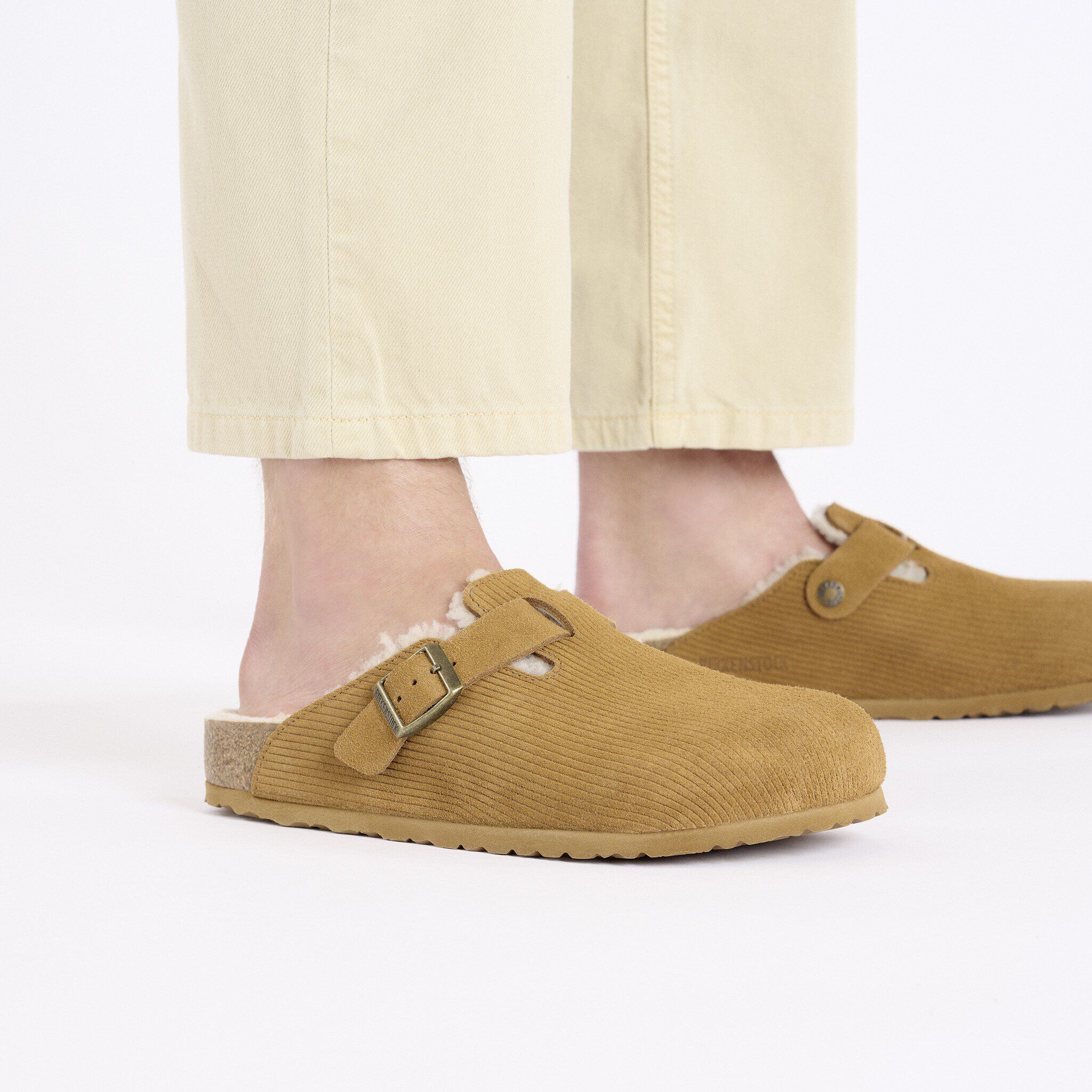 보스턴 VL 코듀로이 테디 시어링 스웨이드 가죽/퍼 Close-up with a male model