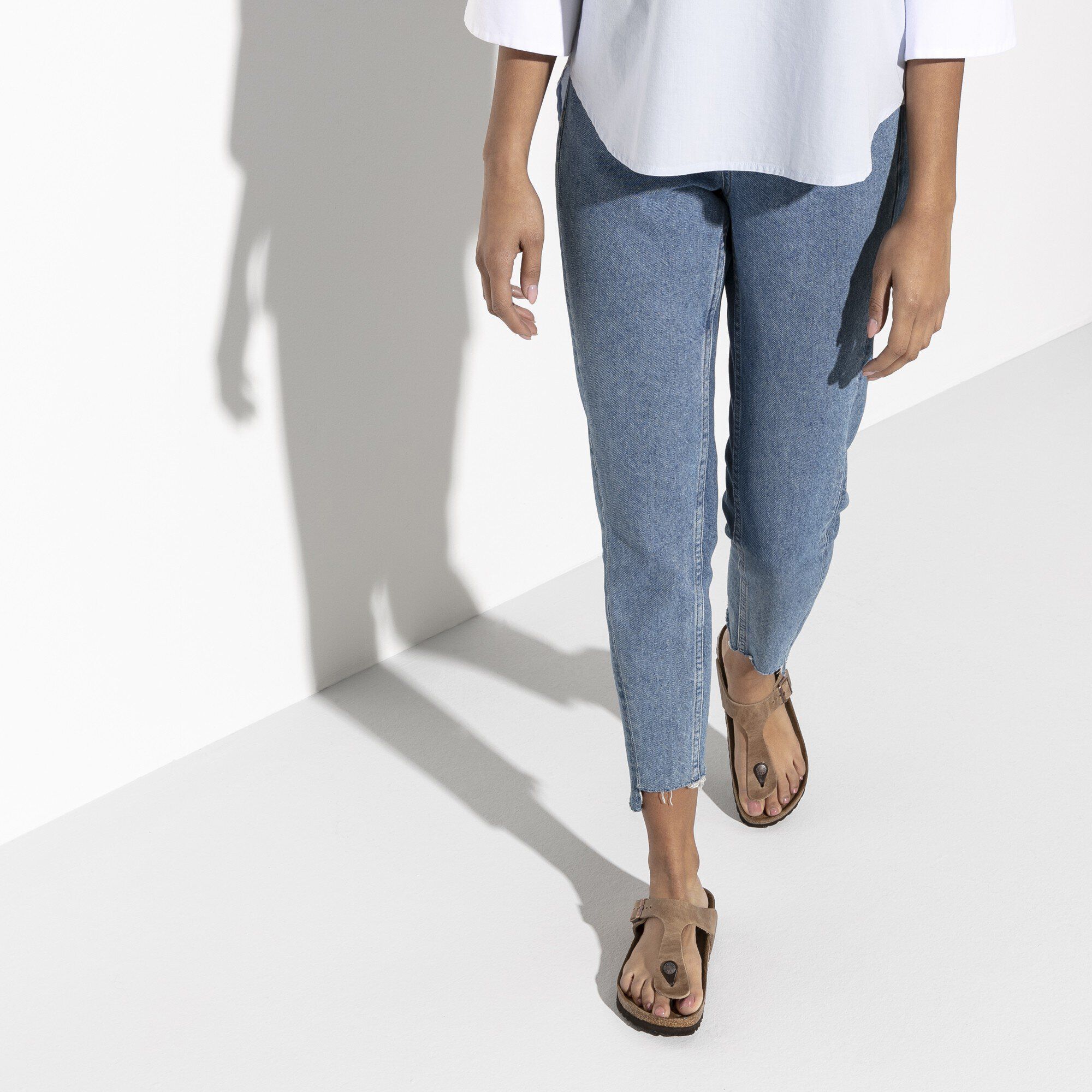 Gizeh Oiled Leather with a female model