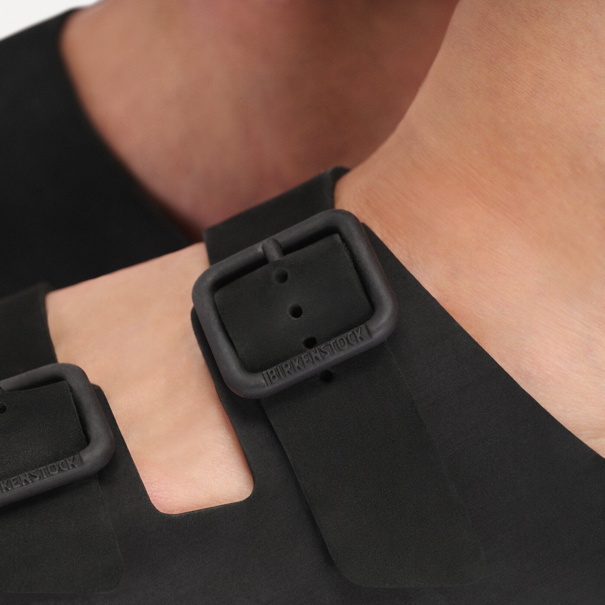 Arizona Wire Buckle Cuir nubuck Close-up with a male model