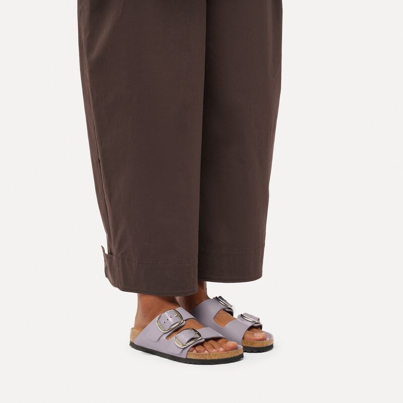 BIRKENSTOCK Arizona Big Buckle Natural Leather Patent High-Shine Lavender Sky Lounge Fit detail