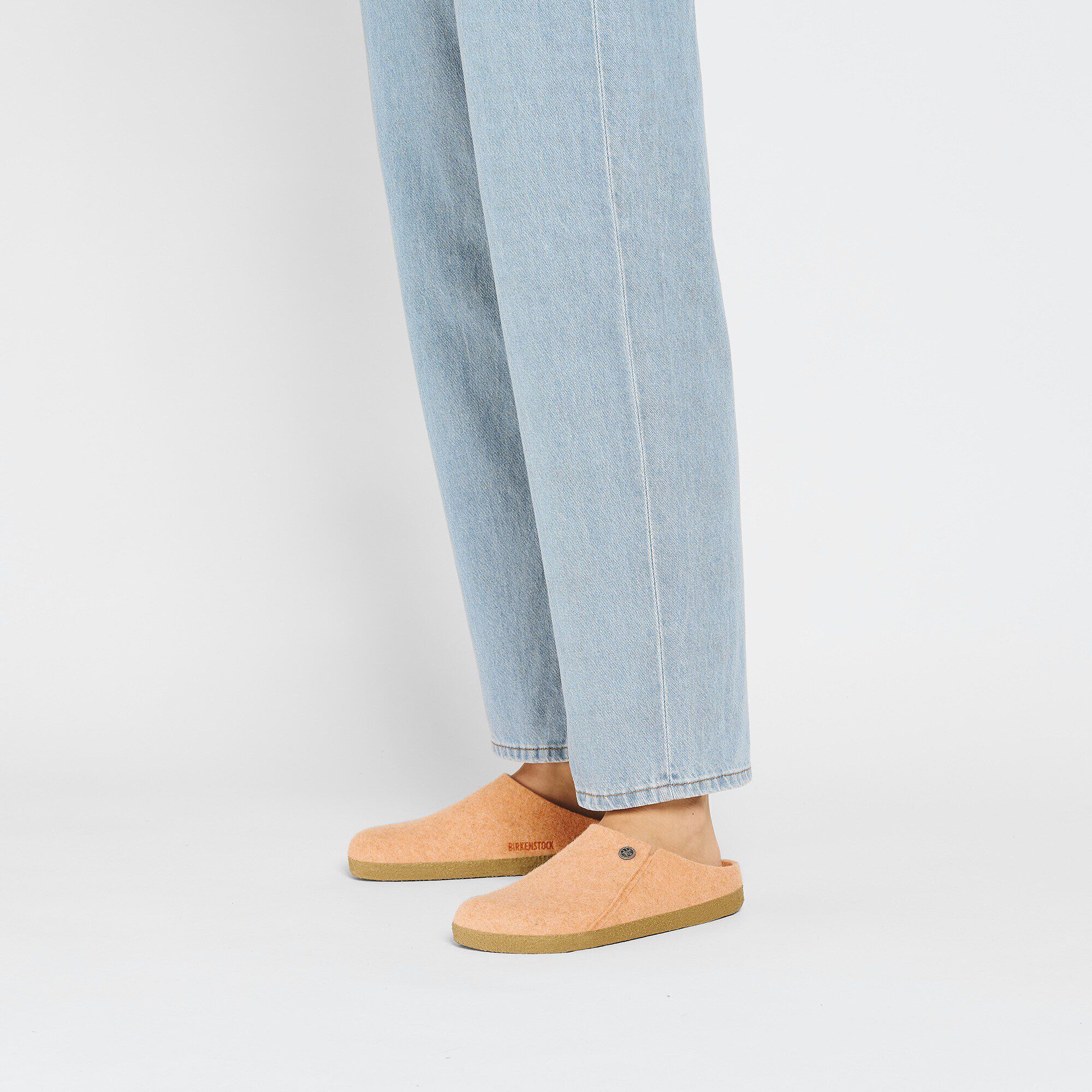 Zermatt Shearling Feutre de laine with a female model