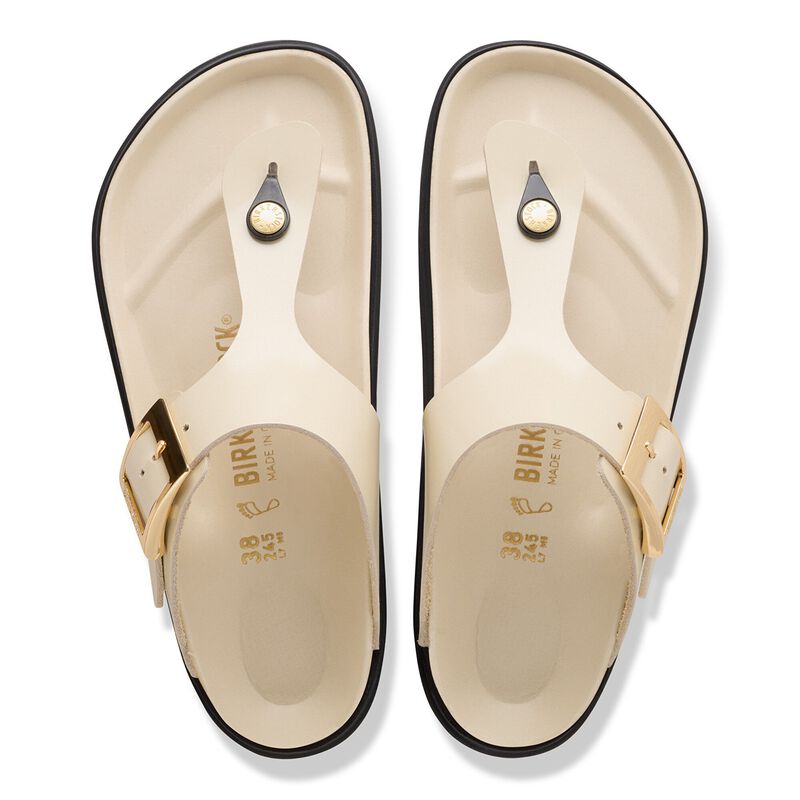 BIRKENSTOCK Gizeh Droplet Buckle Natural Leather Patent High Shine Ecru Soft Sole detail