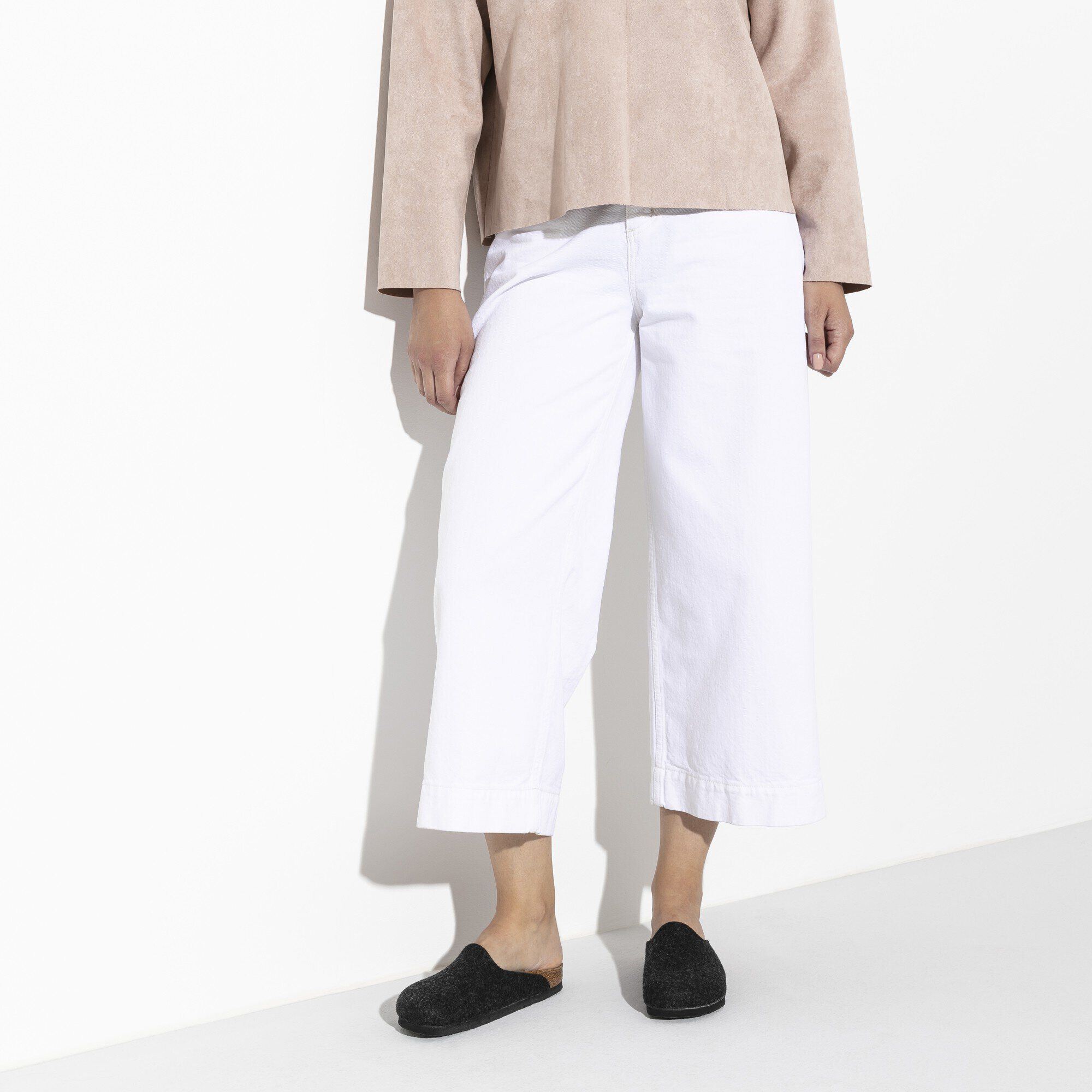 Amsterdam Vegan Felt-Polyester-Mix with a female model