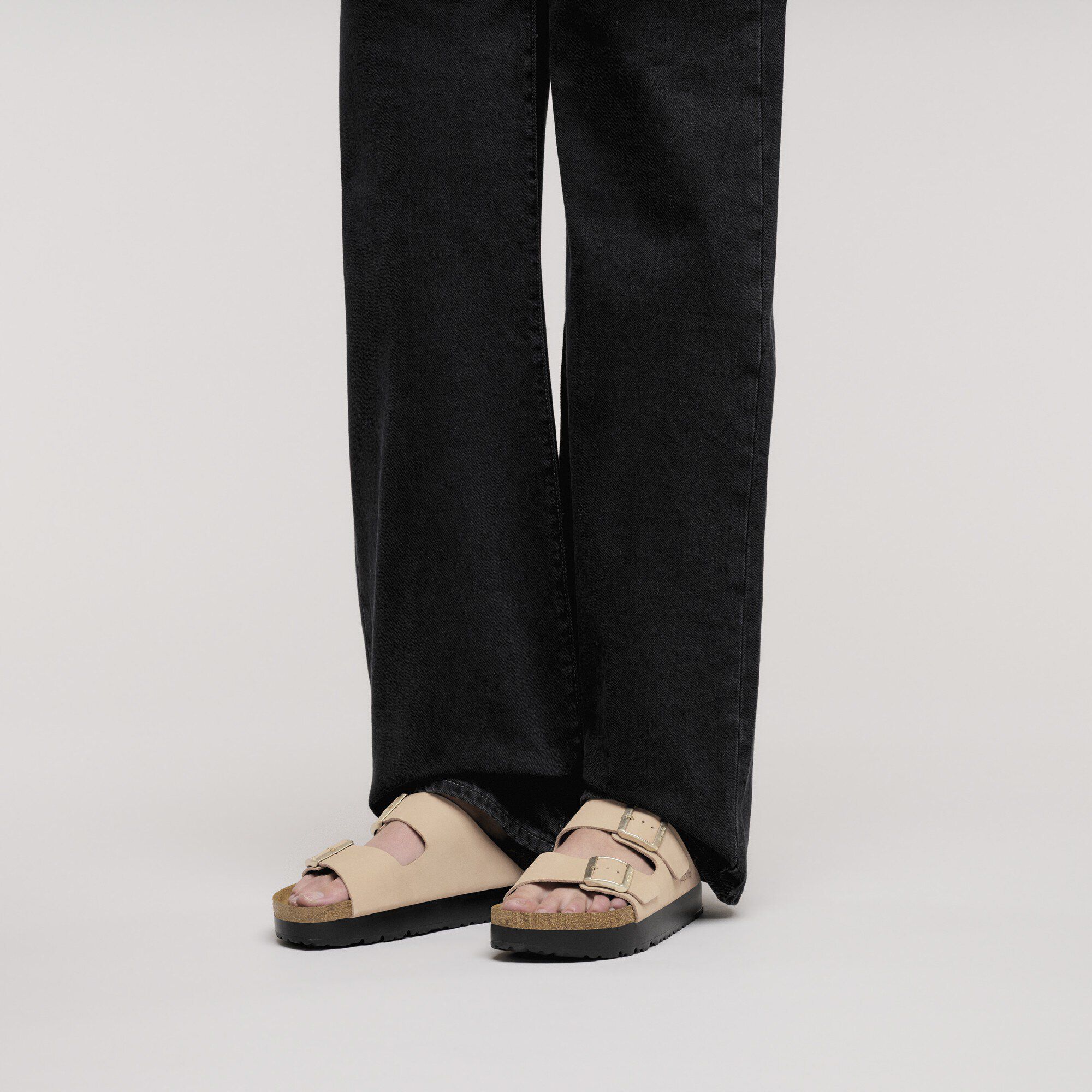 Arizona Flex Platform Cuir nubuck with a female model