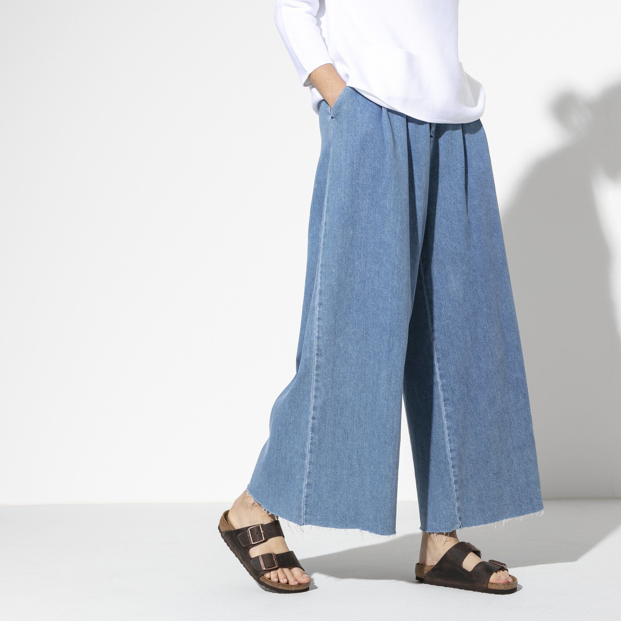 Arizona Cuir huil&eacute; with a female model