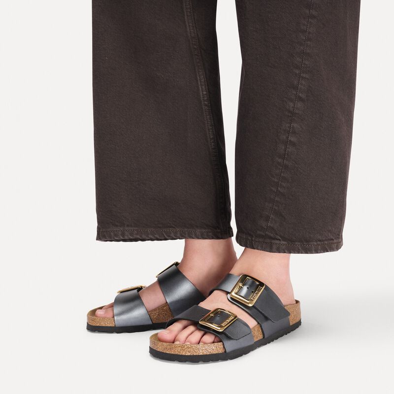 BIRKENSTOCK Sydney Cushion Buckle Birko-Flor Metallic Black Soft Footbed detail