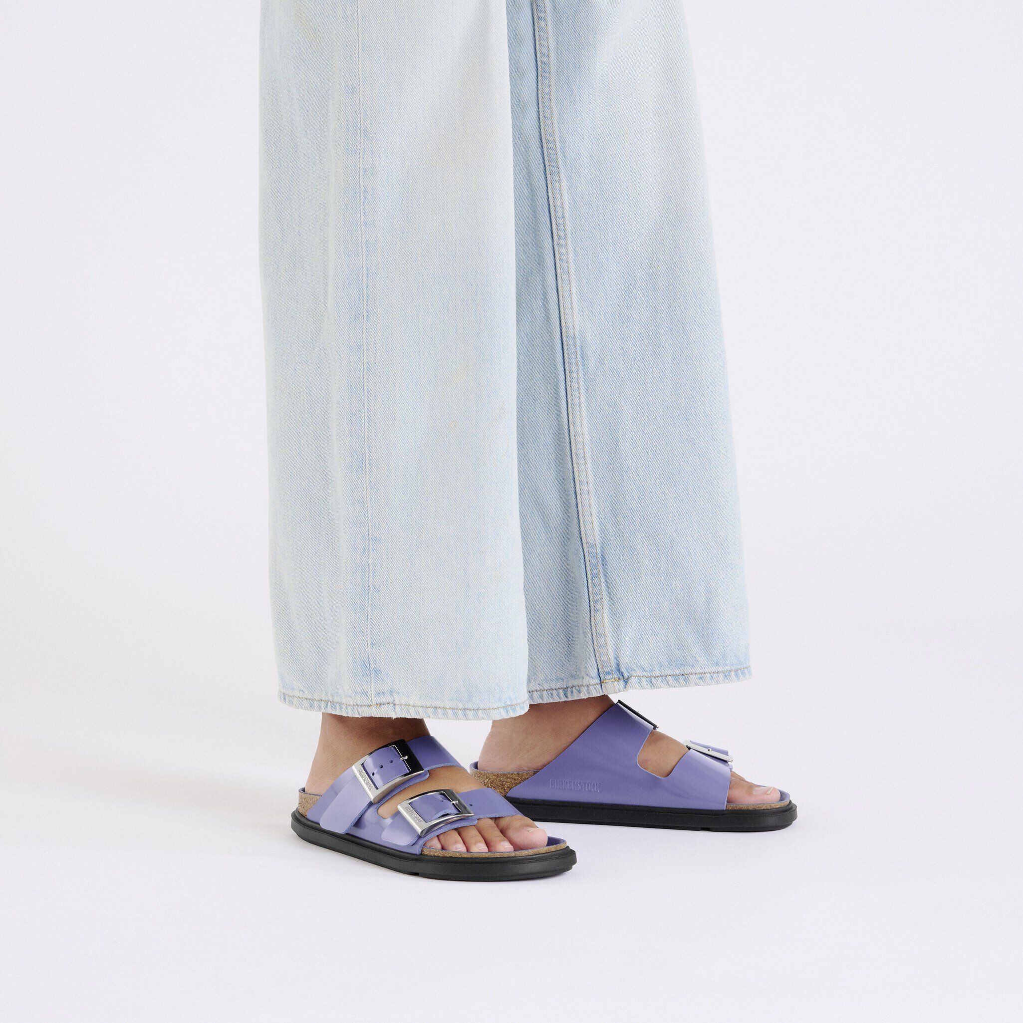 Arizona Droplet Buckle Natural Leather Patent with a female model