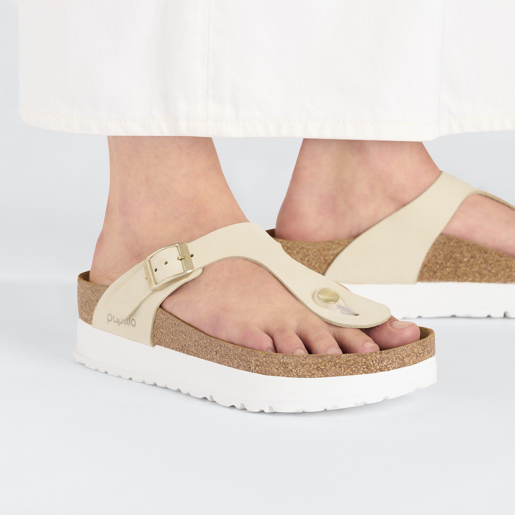 Gizeh Flex Platform Cuir nubuck Close-up with a female model