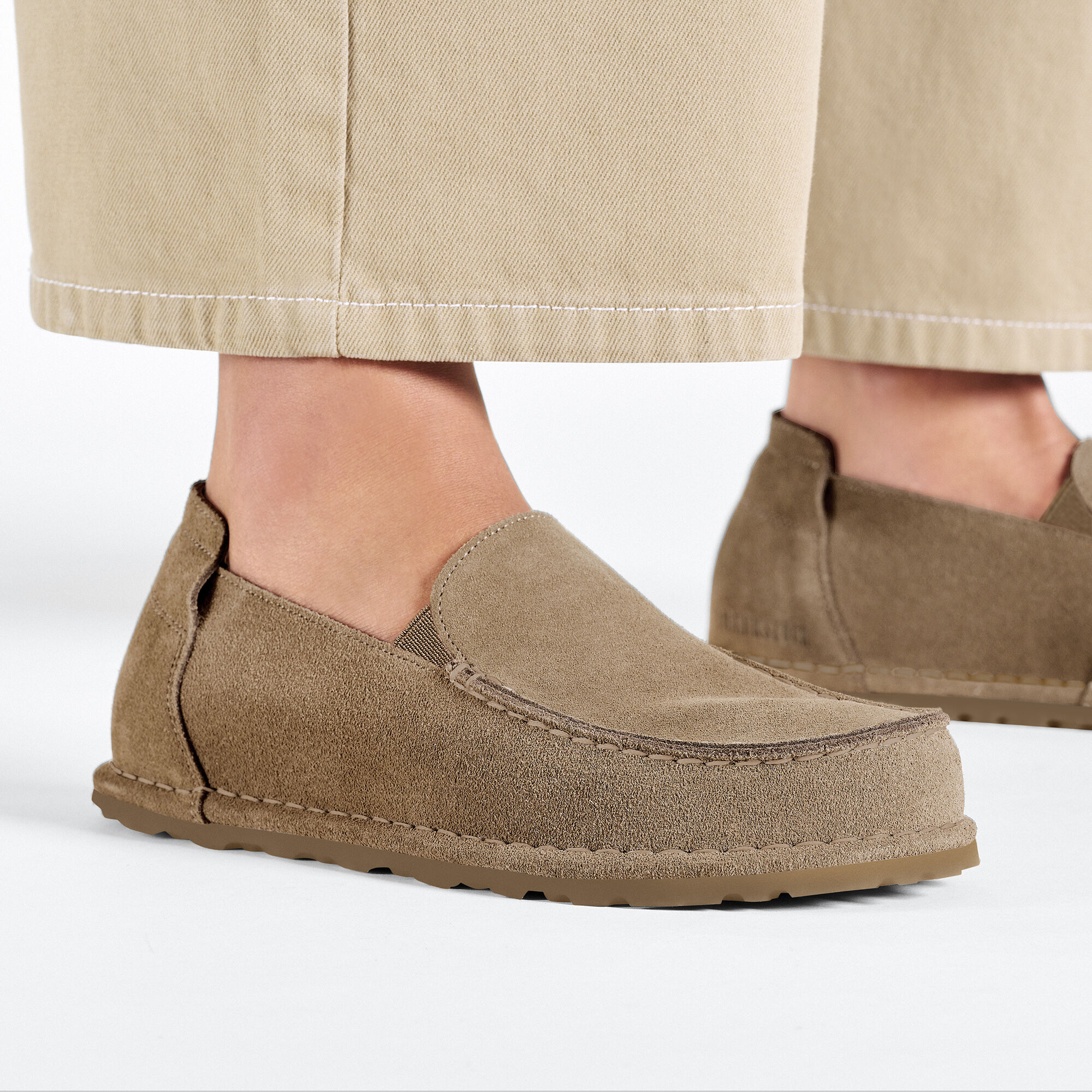 Utti Low Slip On Su&egrave;de Close-up with a female model image num&eacute;ro 7