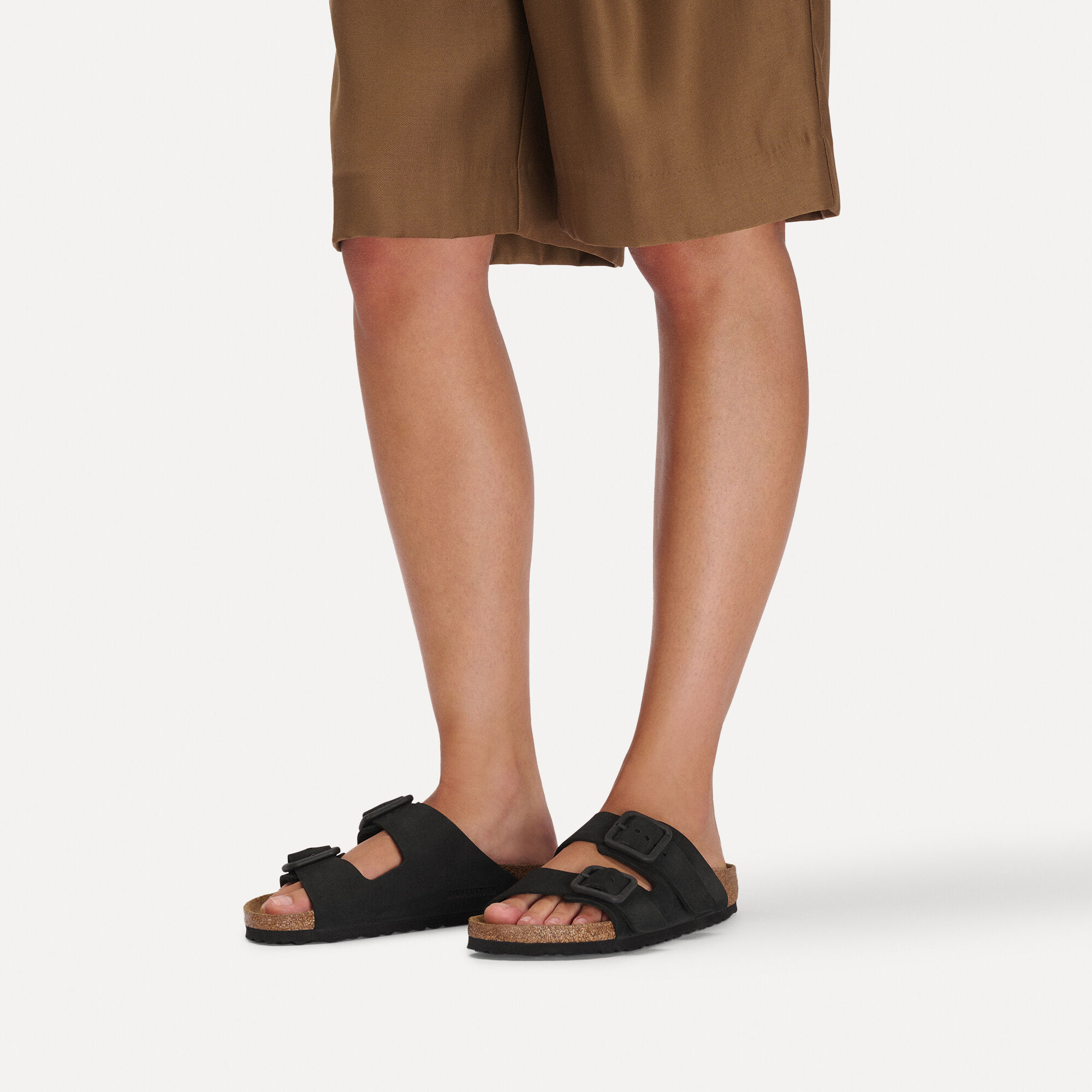 Arizona Wire Buckle Cuir nubuck with a female model