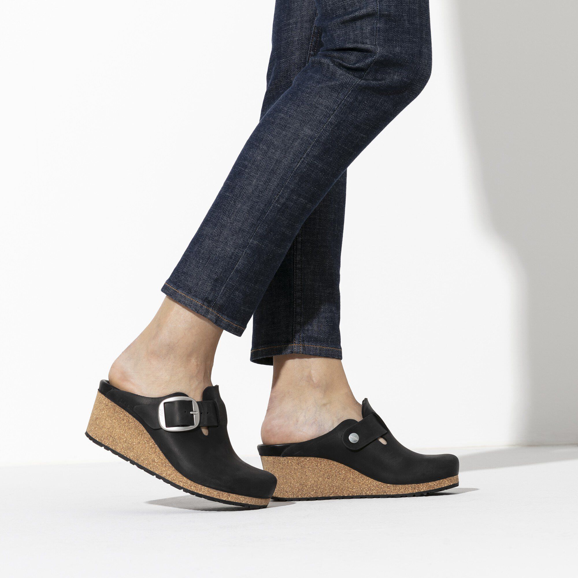 Fanny Big Buckle Oiled Leather Close-up with a female model